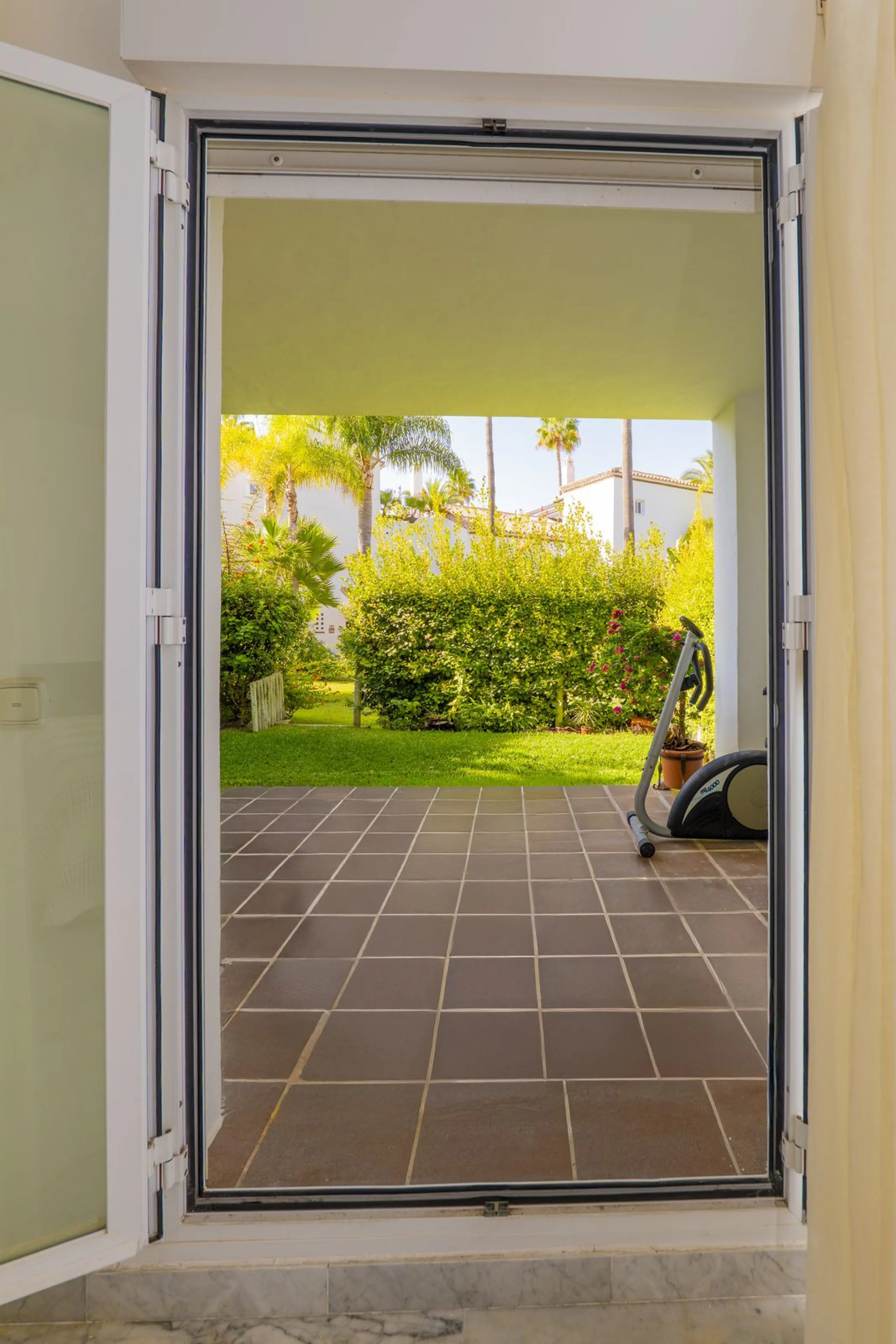 Come and meet the Paradise embodied in this charming Semi Detached House, epithome of a a Rest retreat, a quiet hideout, at a first line beach complex and despite that, tranquil, discreet and with 24/7 security ... at a mere 4km from Marbella downtown and