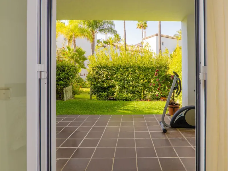 Come and meet the Paradise embodied in this charming Semi Detached House, epithome of a a Rest retreat, a quiet hideout, at a first line beach complex and despite that, tranquil, discreet and with 24/7 security ... at a mere 4km from Marbella downtown and