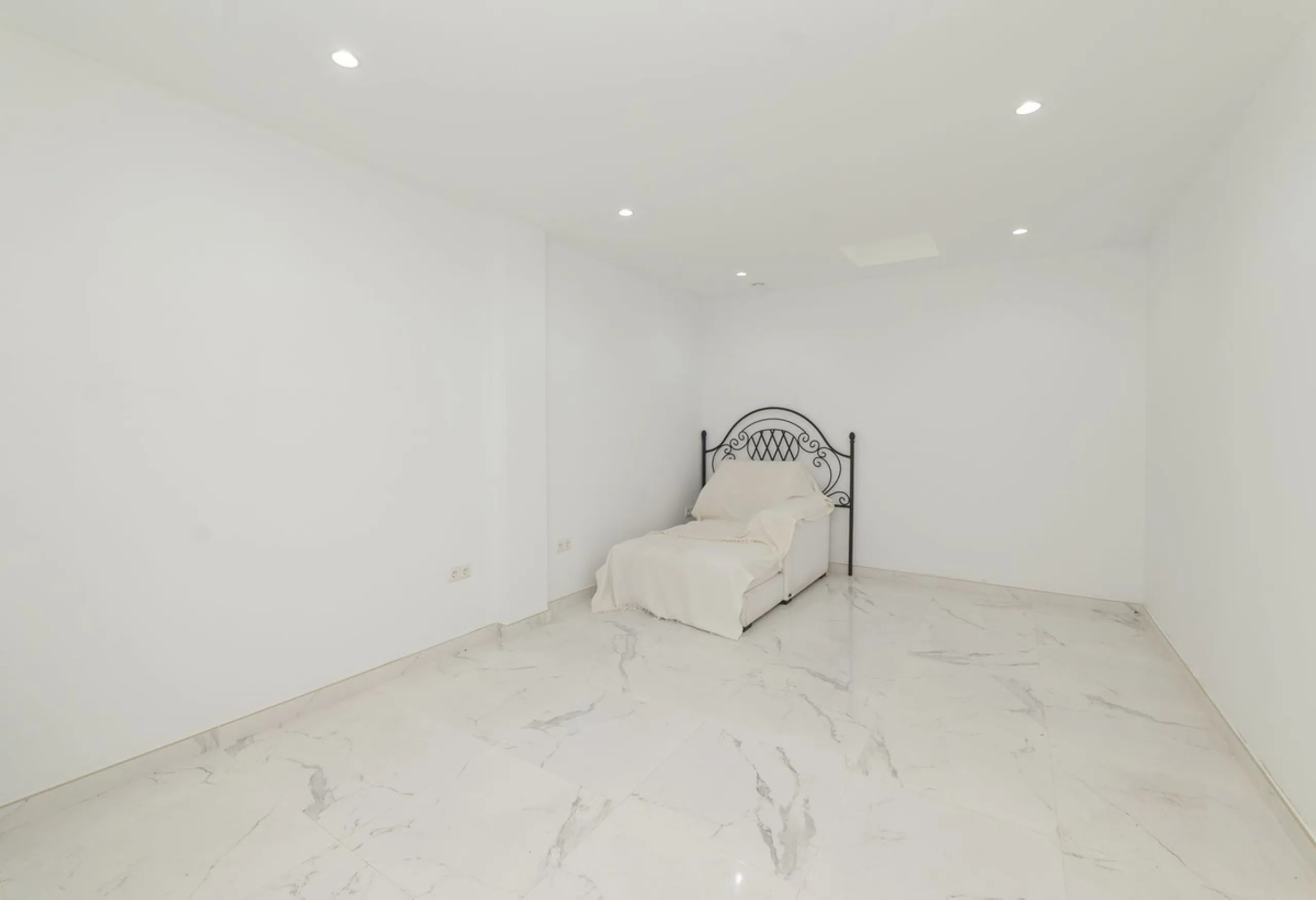 Come and meet the Paradise embodied in this charming Semi Detached House, epithome of a a Rest retreat, a quiet hideout, at a first line beach complex and despite that, tranquil, discreet and with 24/7 security ... at a mere 4km from Marbella downtown and