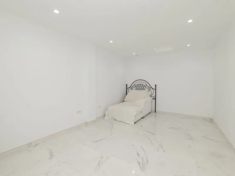 Come and meet the Paradise embodied in this charming Semi Detached House, epithome of a a Rest retreat, a quiet hideout, at a first line beach complex and despite that, tranquil, discreet and with 24/7 security ... at a mere 4km from Marbella downtown and