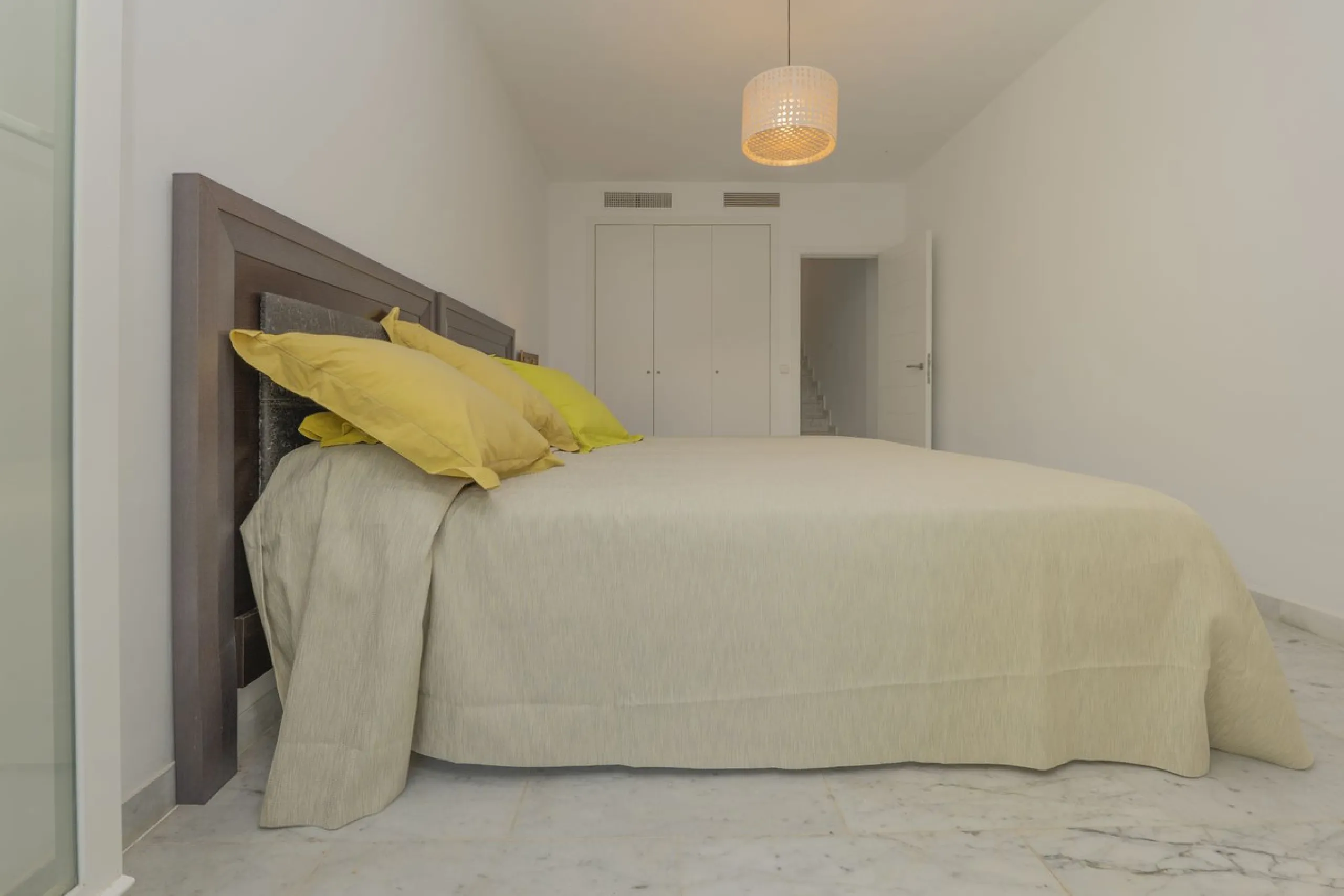 Come and meet the Paradise embodied in this charming Semi Detached House, epithome of a a Rest retreat, a quiet hideout, at a first line beach complex and despite that, tranquil, discreet and with 24/7 security ... at a mere 4km from Marbella downtown and