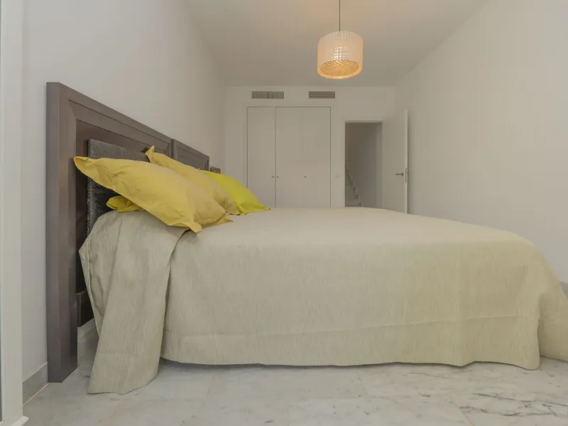 Come and meet the Paradise embodied in this charming Semi Detached House, epithome of a a Rest retreat, a quiet hideout, at a first line beach complex and despite that, tranquil, discreet and with 24/7 security ... at a mere 4km from Marbella downtown and