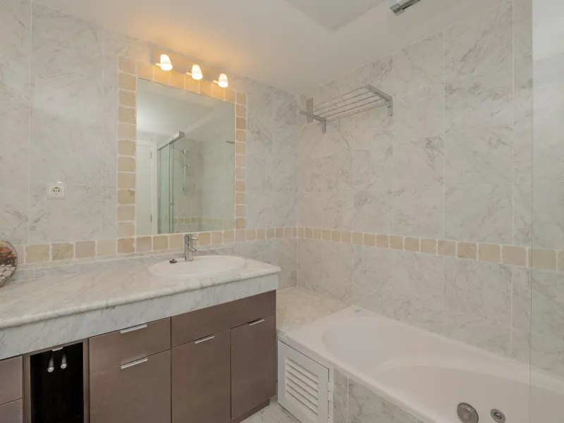 Come and meet the Paradise embodied in this charming Semi Detached House, epithome of a a Rest retreat, a quiet hideout, at a first line beach complex and despite that, tranquil, discreet and with 24/7 security ... at a mere 4km from Marbella downtown and
