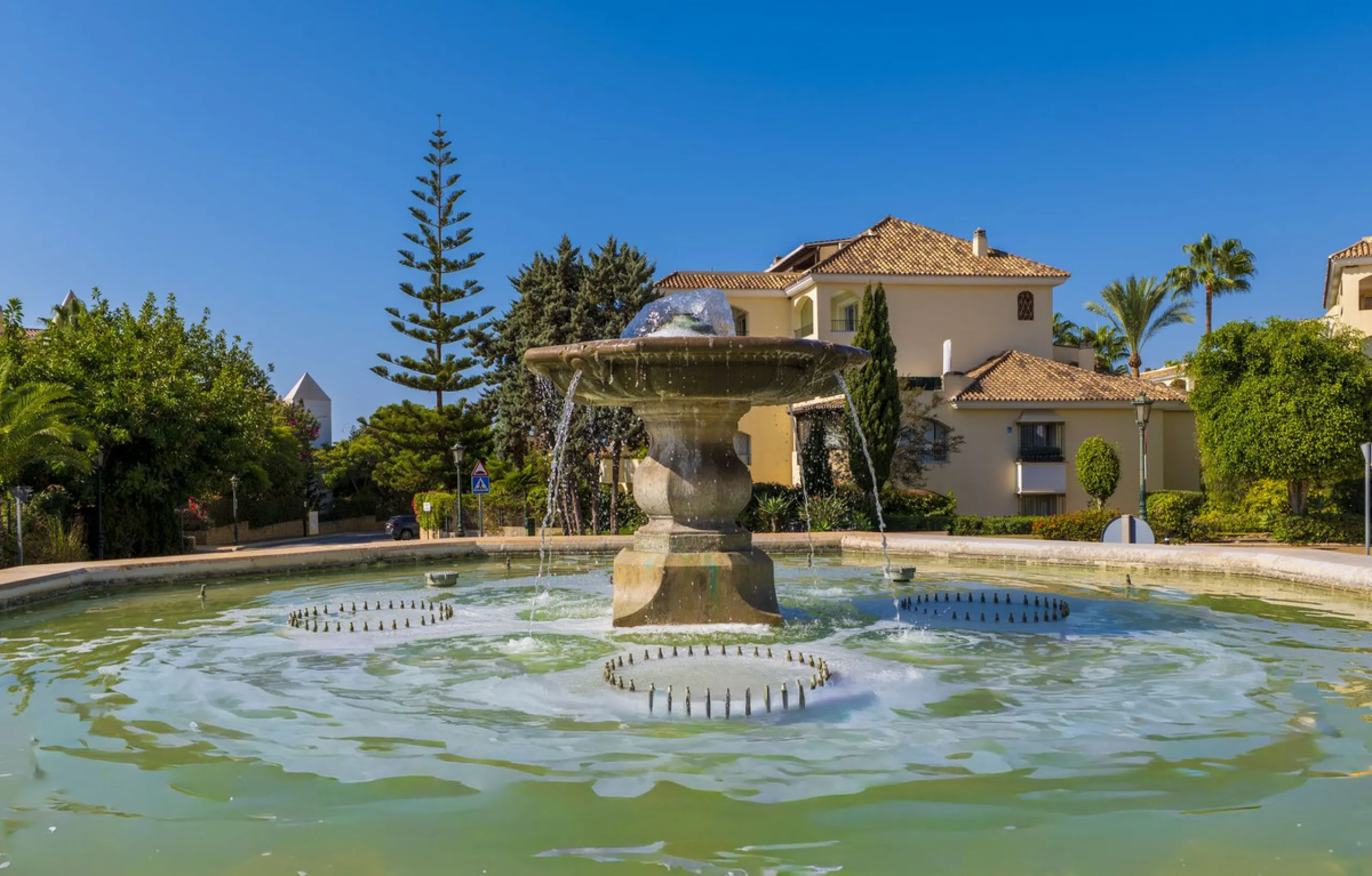Come and meet the Paradise embodied in this charming Semi Detached House, epithome of a a Rest retreat, a quiet hideout, at a first line beach complex and despite that, tranquil, discreet and with 24/7 security ... at a mere 4km from Marbella downtown and