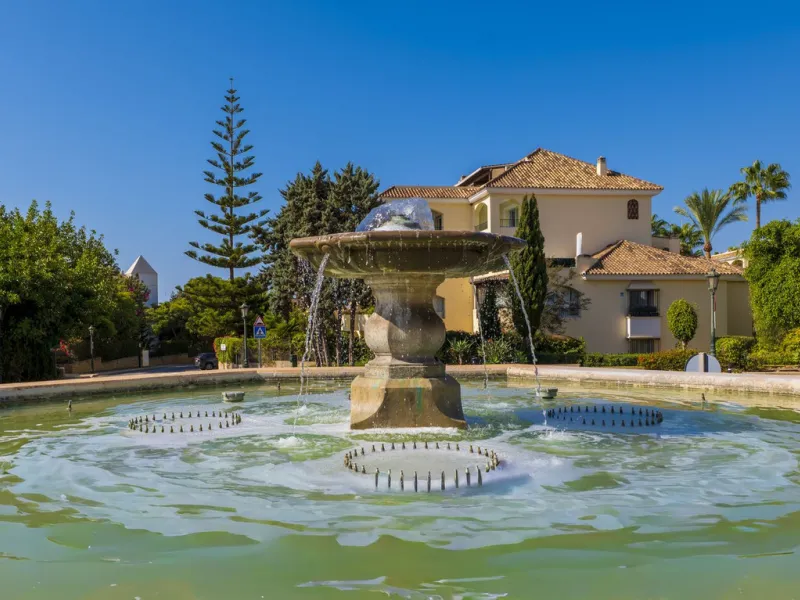 Come and meet the Paradise embodied in this charming Semi Detached House, epithome of a a Rest retreat, a quiet hideout, at a first line beach complex and despite that, tranquil, discreet and with 24/7 security ... at a mere 4km from Marbella downtown and