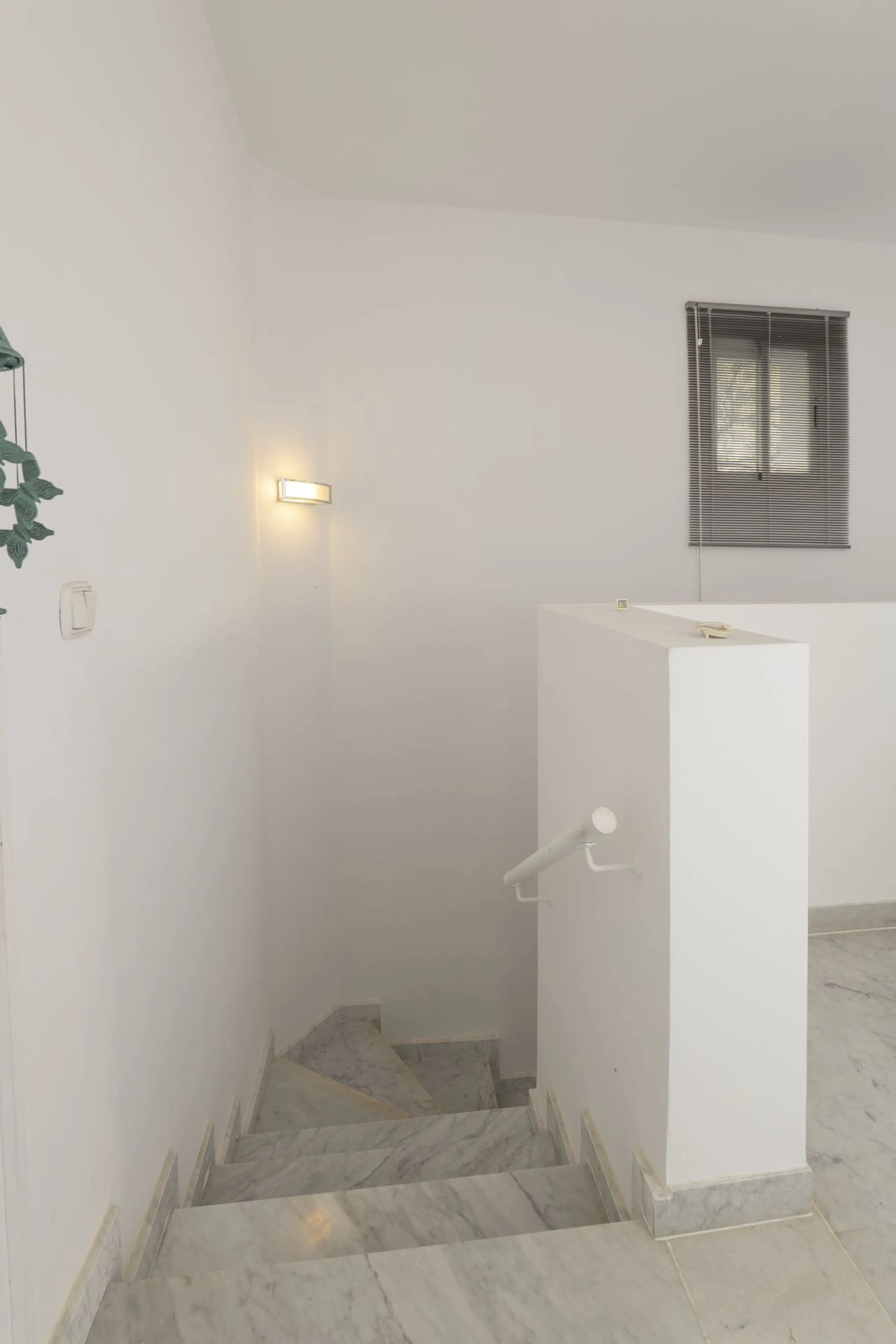 Come and meet the Paradise embodied in this charming Semi Detached House, epithome of a a Rest retreat, a quiet hideout, at a first line beach complex and despite that, tranquil, discreet and with 24/7 security ... at a mere 4km from Marbella downtown and
