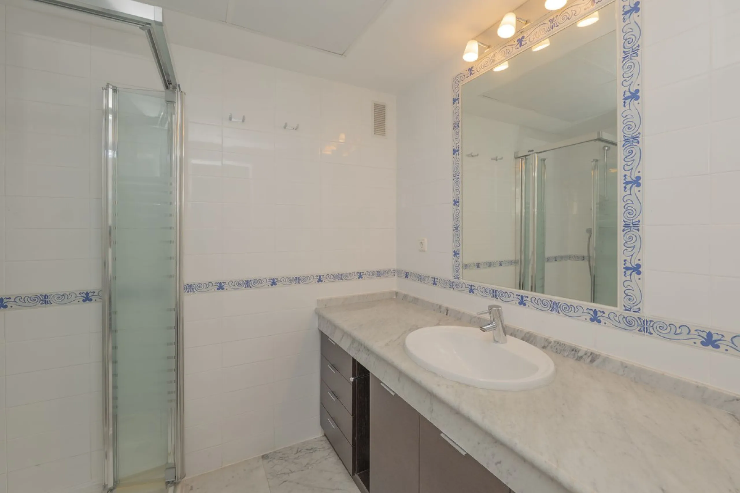 Come and meet the Paradise embodied in this charming Semi Detached House, epithome of a a Rest retreat, a quiet hideout, at a first line beach complex and despite that, tranquil, discreet and with 24/7 security ... at a mere 4km from Marbella downtown and