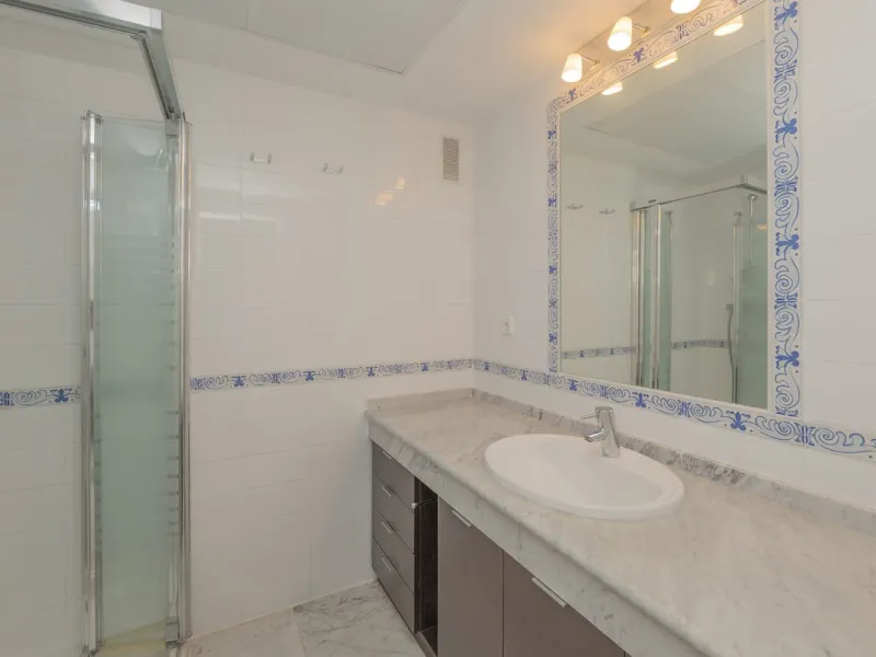 Come and meet the Paradise embodied in this charming Semi Detached House, epithome of a a Rest retreat, a quiet hideout, at a first line beach complex and despite that, tranquil, discreet and with 24/7 security ... at a mere 4km from Marbella downtown and