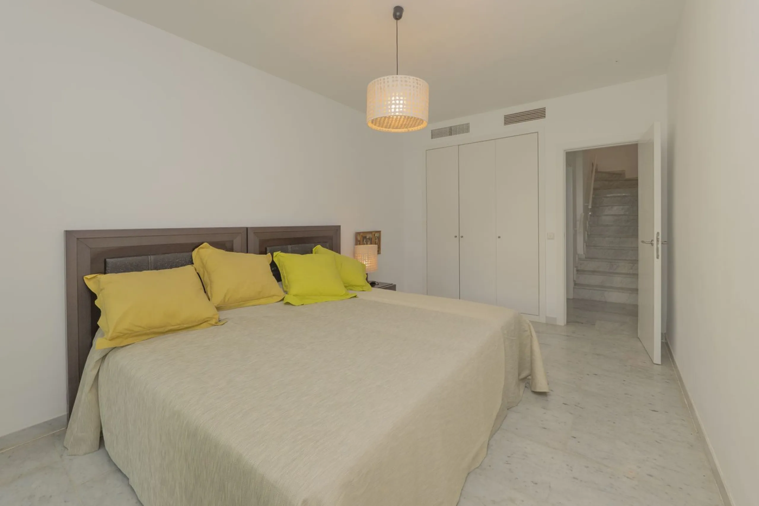 Come and meet the Paradise embodied in this charming Semi Detached House, epithome of a a Rest retreat, a quiet hideout, at a first line beach complex and despite that, tranquil, discreet and with 24/7 security ... at a mere 4km from Marbella downtown and