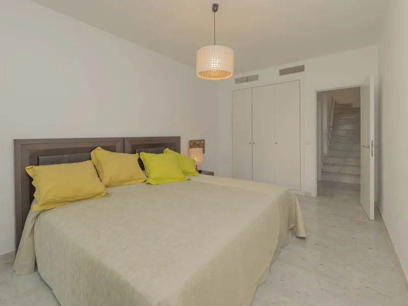 Come and meet the Paradise embodied in this charming Semi Detached House, epithome of a a Rest retreat, a quiet hideout, at a first line beach complex and despite that, tranquil, discreet and with 24/7 security ... at a mere 4km from Marbella downtown and