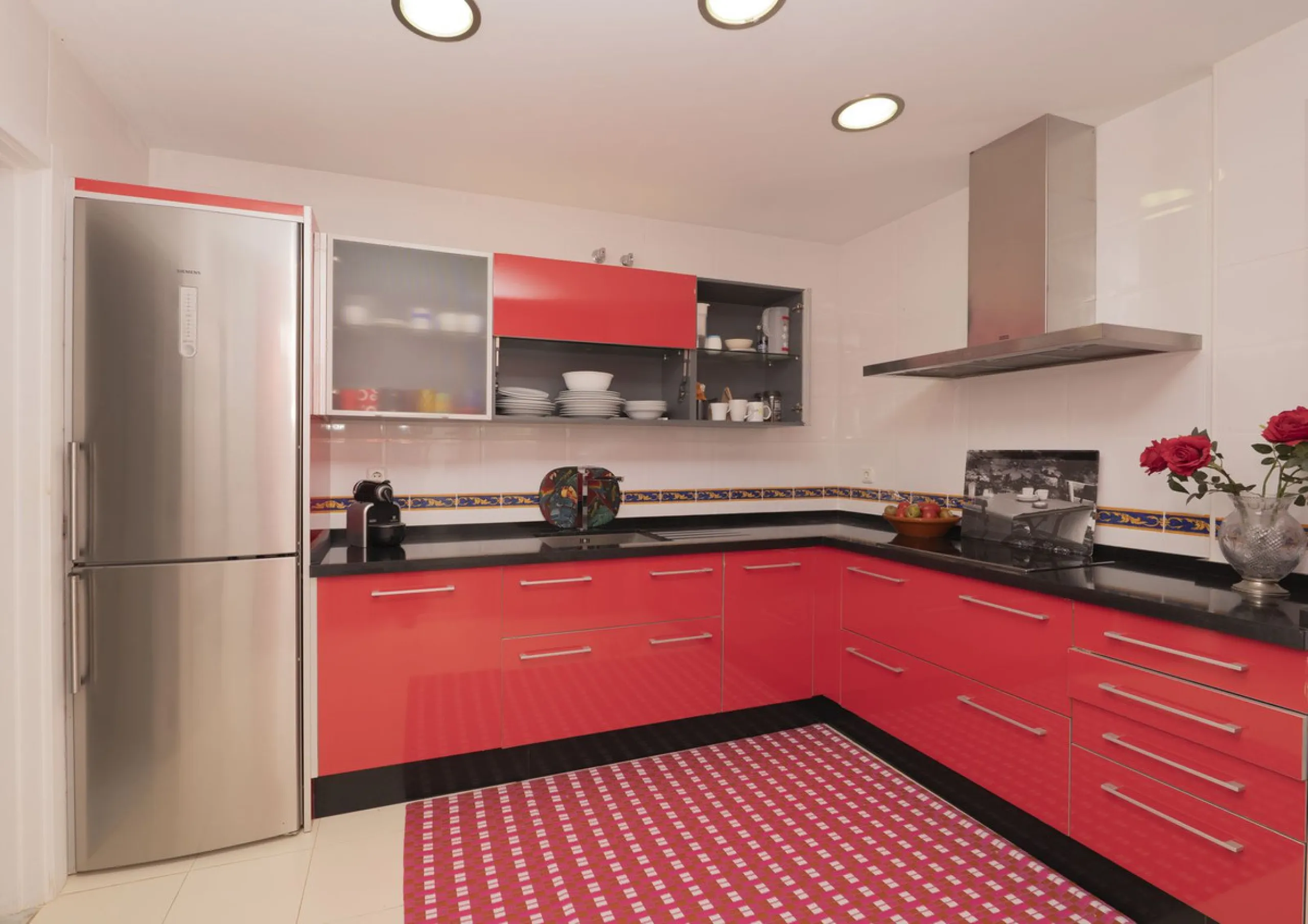 Come and meet the Paradise embodied in this charming Semi Detached House, epithome of a a Rest retreat, a quiet hideout, at a first line beach complex and despite that, tranquil, discreet and with 24/7 security ... at a mere 4km from Marbella downtown and