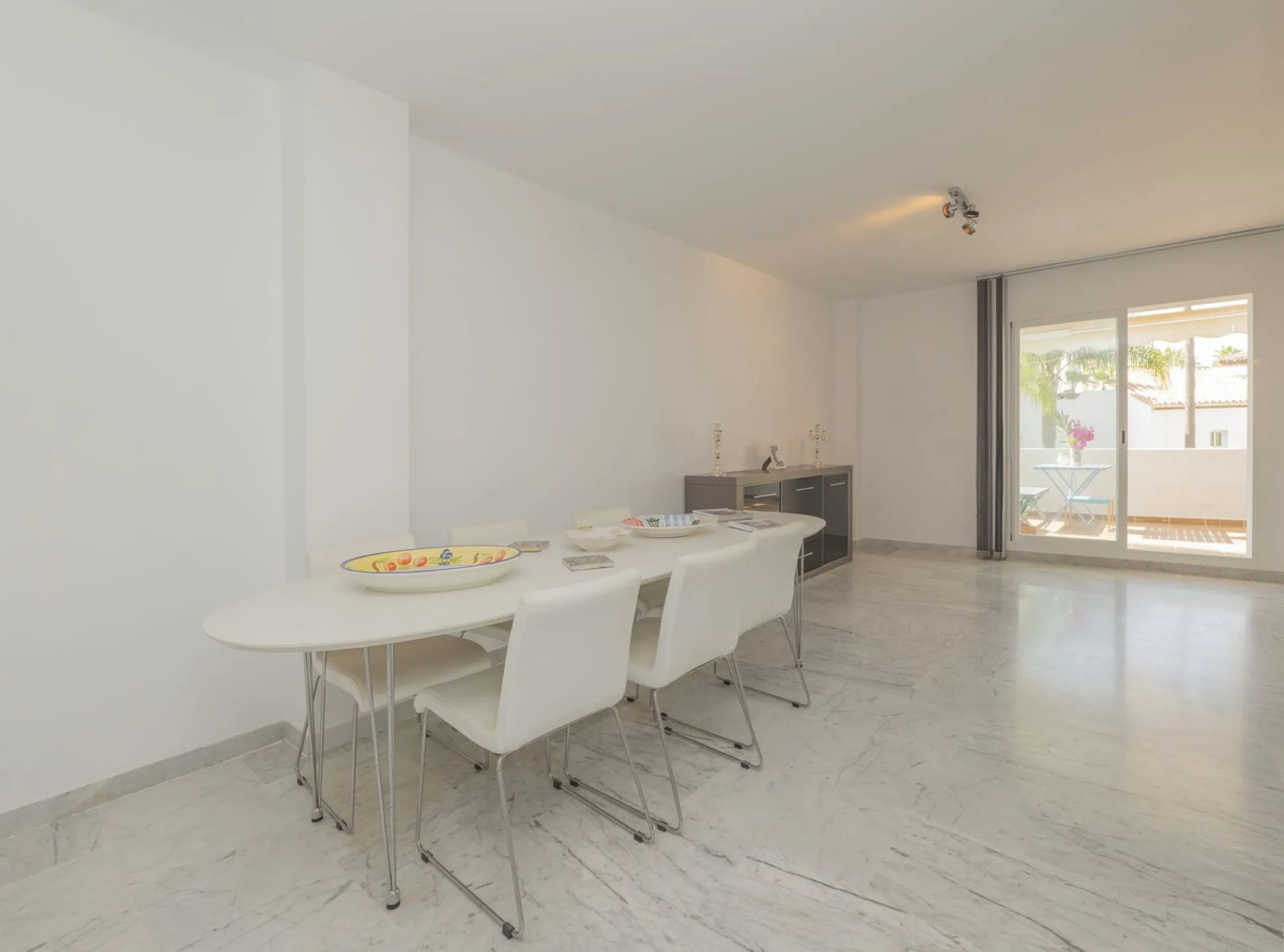 Come and meet the Paradise embodied in this charming Semi Detached House, epithome of a a Rest retreat, a quiet hideout, at a first line beach complex and despite that, tranquil, discreet and with 24/7 security ... at a mere 4km from Marbella downtown and