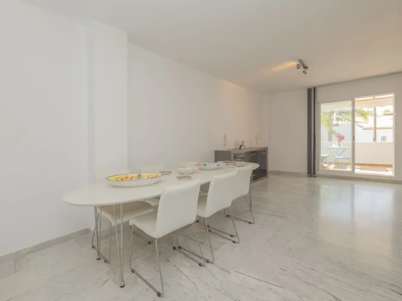 Come and meet the Paradise embodied in this charming Semi Detached House, epithome of a a Rest retreat, a quiet hideout, at a first line beach complex and despite that, tranquil, discreet and with 24/7 security ... at a mere 4km from Marbella downtown and