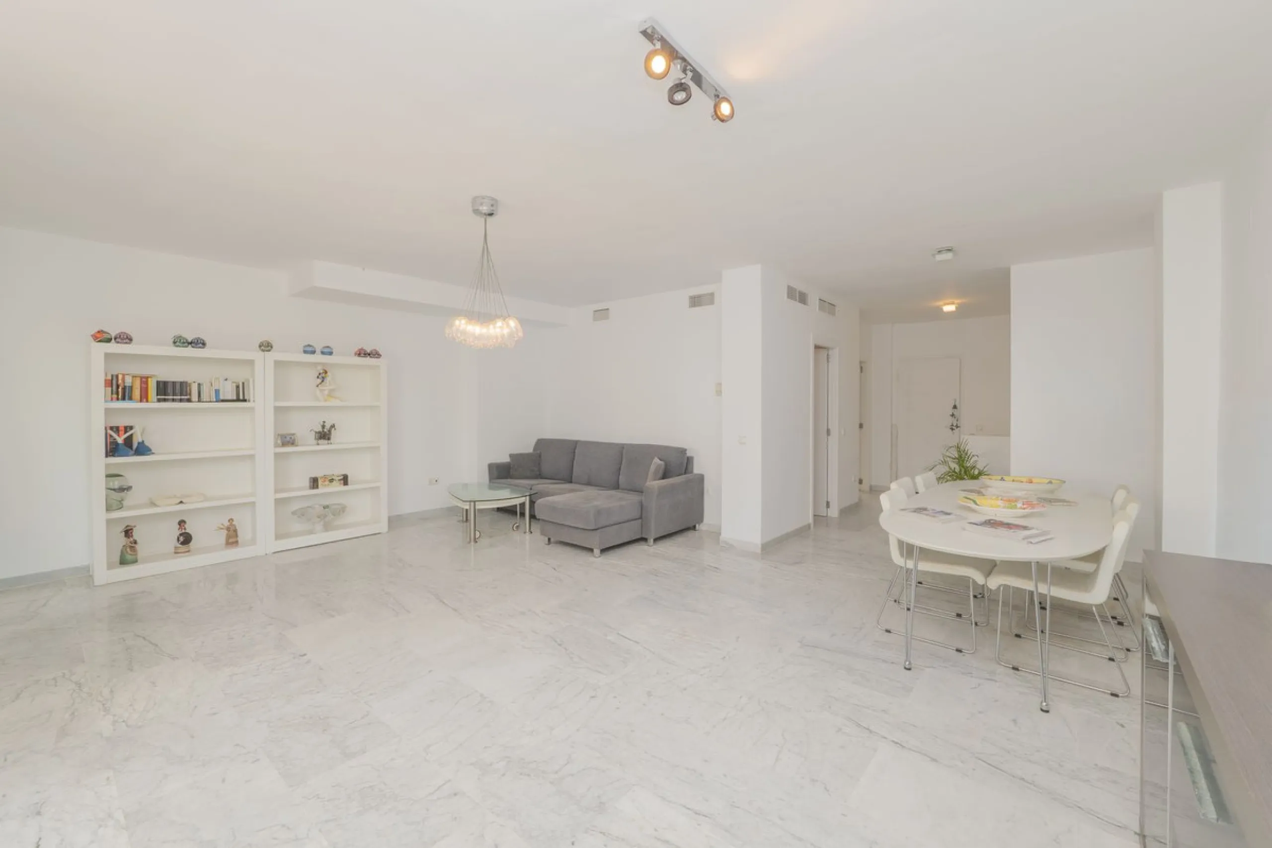 Come and meet the Paradise embodied in this charming Semi Detached House, epithome of a a Rest retreat, a quiet hideout, at a first line beach complex and despite that, tranquil, discreet and with 24/7 security ... at a mere 4km from Marbella downtown and