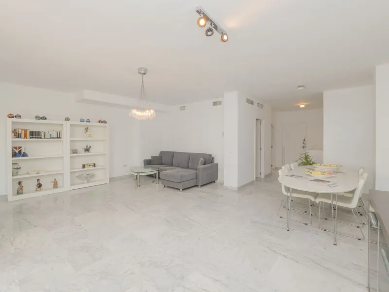 Come and meet the Paradise embodied in this charming Semi Detached House, epithome of a a Rest retreat, a quiet hideout, at a first line beach complex and despite that, tranquil, discreet and with 24/7 security ... at a mere 4km from Marbella downtown and
