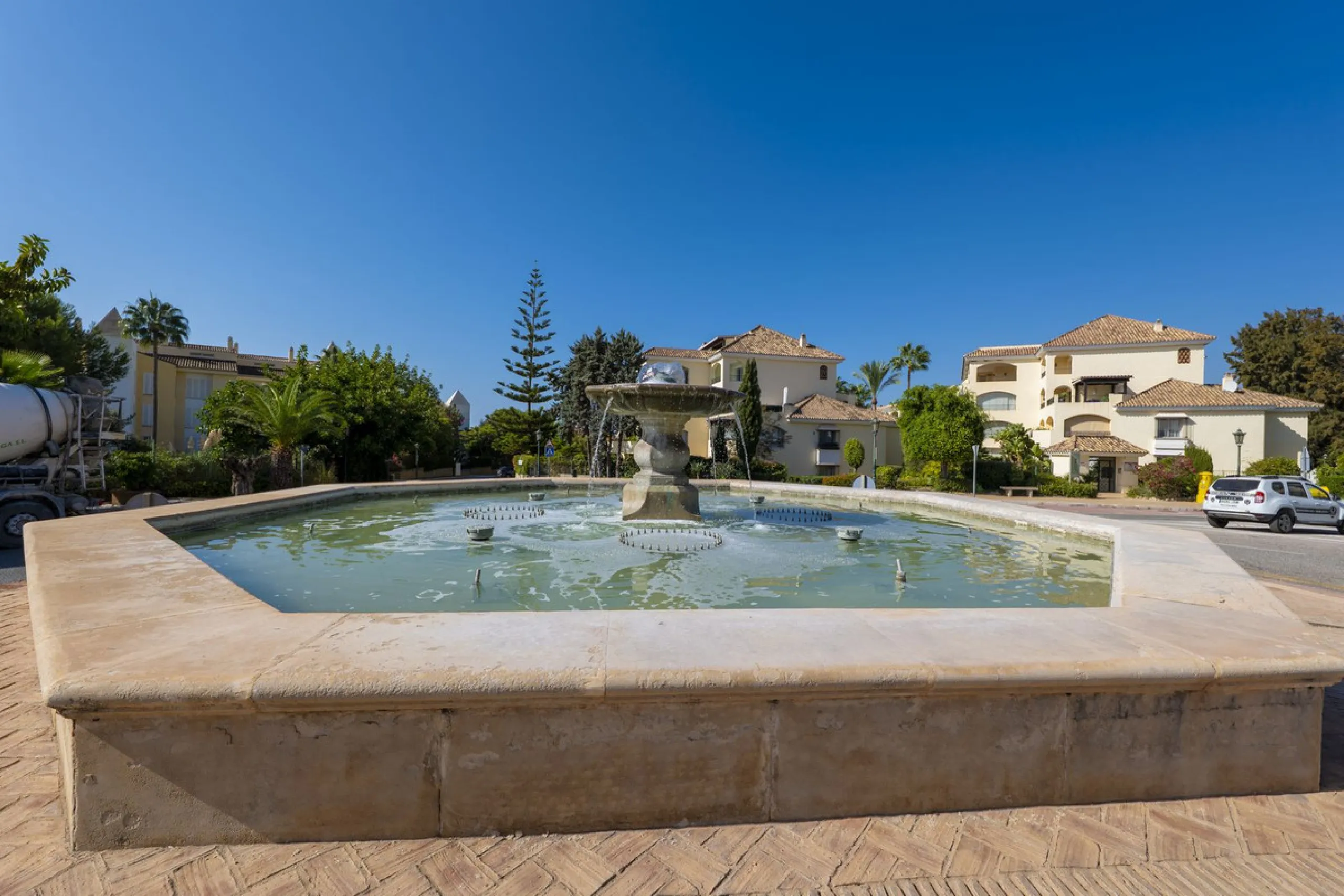 Come and meet the Paradise embodied in this charming Semi Detached House, epithome of a a Rest retreat, a quiet hideout, at a first line beach complex and despite that, tranquil, discreet and with 24/7 security ... at a mere 4km from Marbella downtown and