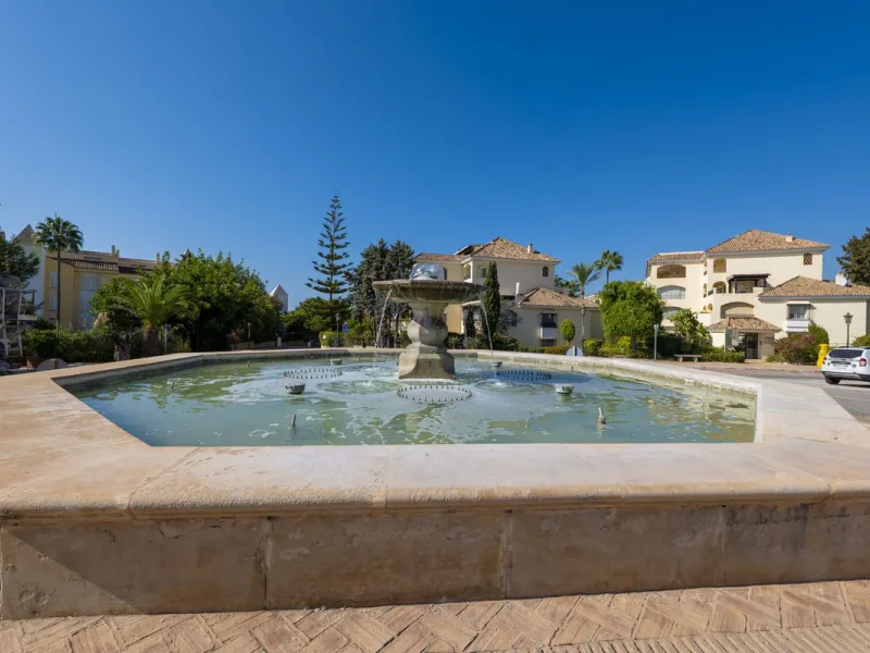 Come and meet the Paradise embodied in this charming Semi Detached House, epithome of a a Rest retreat, a quiet hideout, at a first line beach complex and despite that, tranquil, discreet and with 24/7 security ... at a mere 4km from Marbella downtown and