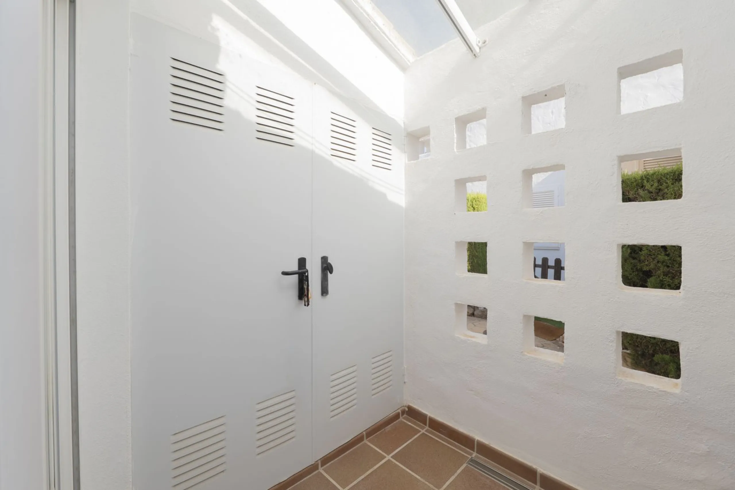 Come and meet the Paradise embodied in this charming Semi Detached House, epithome of a a Rest retreat, a quiet hideout, at a first line beach complex and despite that, tranquil, discreet and with 24/7 security ... at a mere 4km from Marbella downtown and