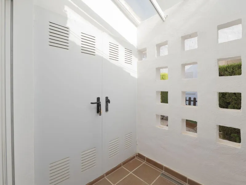 Come and meet the Paradise embodied in this charming Semi Detached House, epithome of a a Rest retreat, a quiet hideout, at a first line beach complex and despite that, tranquil, discreet and with 24/7 security ... at a mere 4km from Marbella downtown and