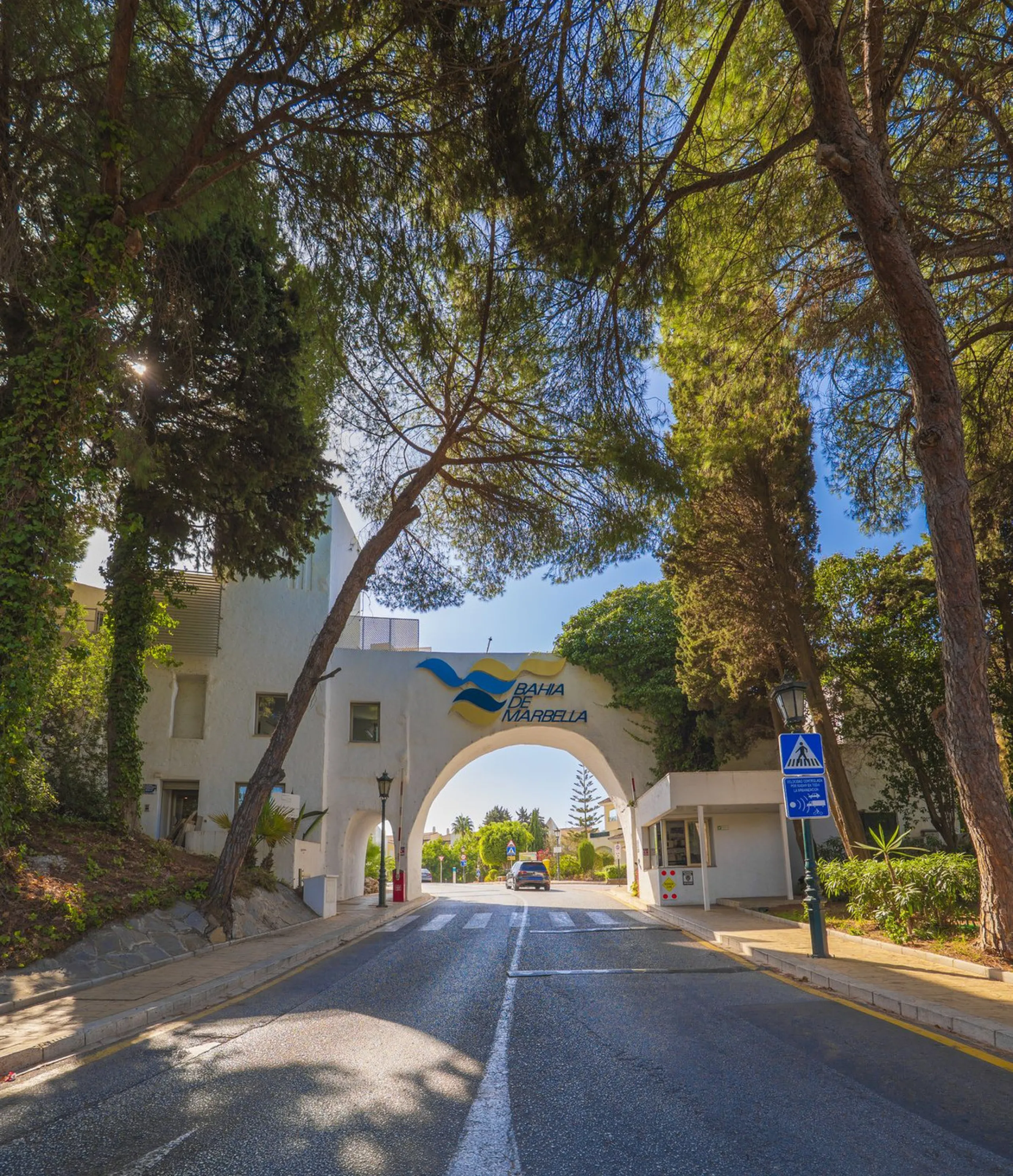 Come and meet the Paradise embodied in this charming Semi Detached House, epithome of a a Rest retreat, a quiet hideout, at a first line beach complex and despite that, tranquil, discreet and with 24/7 security ... at a mere 4km from Marbella downtown and
