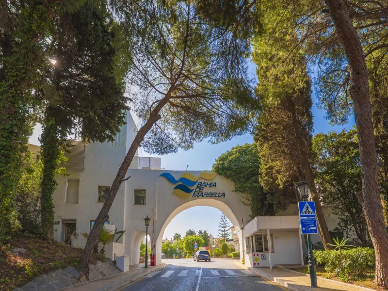 Come and meet the Paradise embodied in this charming Semi Detached House, epithome of a a Rest retreat, a quiet hideout, at a first line beach complex and despite that, tranquil, discreet and with 24/7 security ... at a mere 4km from Marbella downtown and