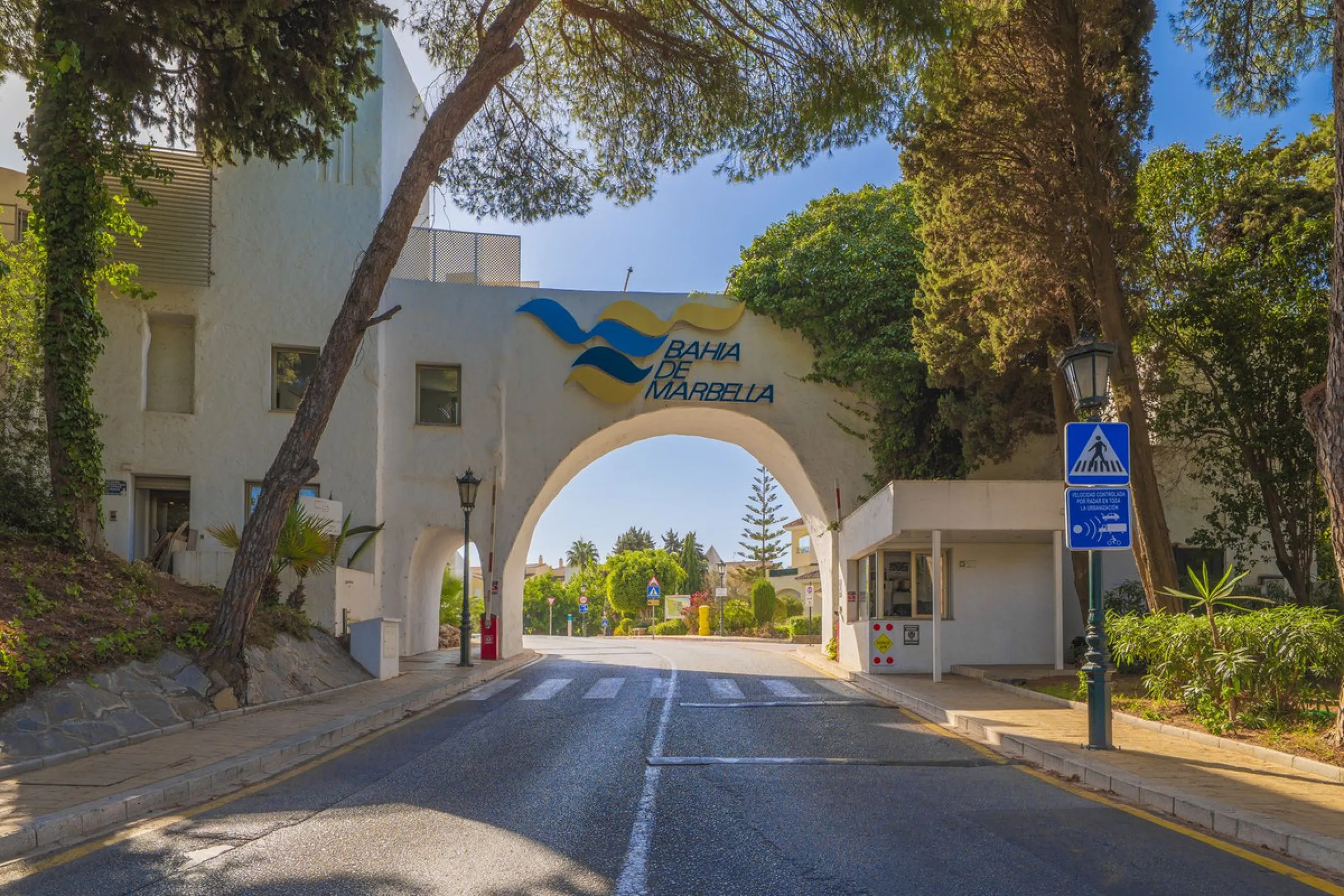 Come and meet the Paradise embodied in this charming Semi Detached House, epithome of a a Rest retreat, a quiet hideout, at a first line beach complex and despite that, tranquil, discreet and with 24/7 security ... at a mere 4km from Marbella downtown and