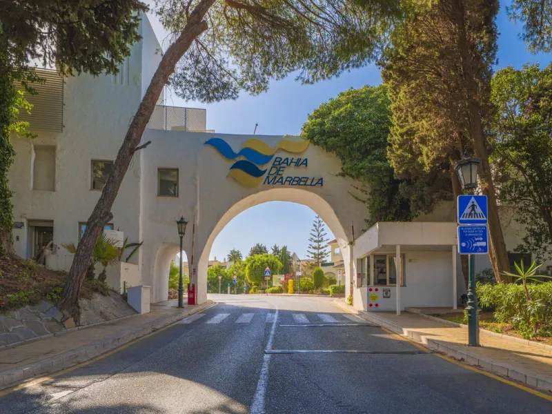 Come and meet the Paradise embodied in this charming Semi Detached House, epithome of a a Rest retreat, a quiet hideout, at a first line beach complex and despite that, tranquil, discreet and with 24/7 security ... at a mere 4km from Marbella downtown and