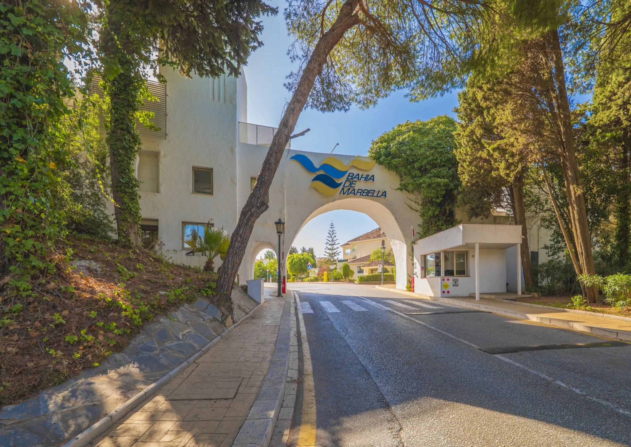 Come and meet the Paradise embodied in this charming Semi Detached House, epithome of a a Rest retreat, a quiet hideout, at a first line beach complex and despite that, tranquil, discreet and with 24/7 security ... at a mere 4km from Marbella downtown and
