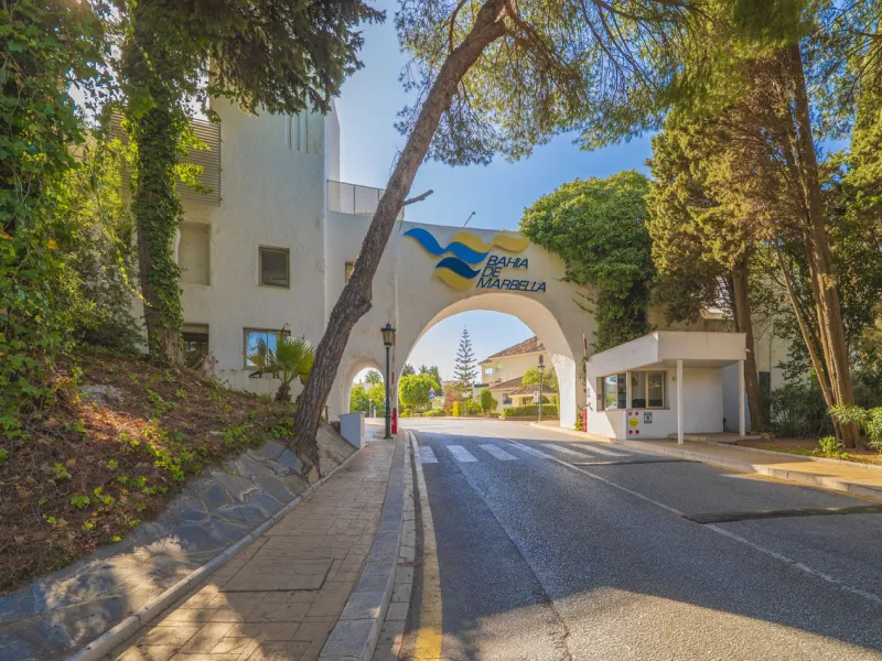 Come and meet the Paradise embodied in this charming Semi Detached House, epithome of a a Rest retreat, a quiet hideout, at a first line beach complex and despite that, tranquil, discreet and with 24/7 security ... at a mere 4km from Marbella downtown and