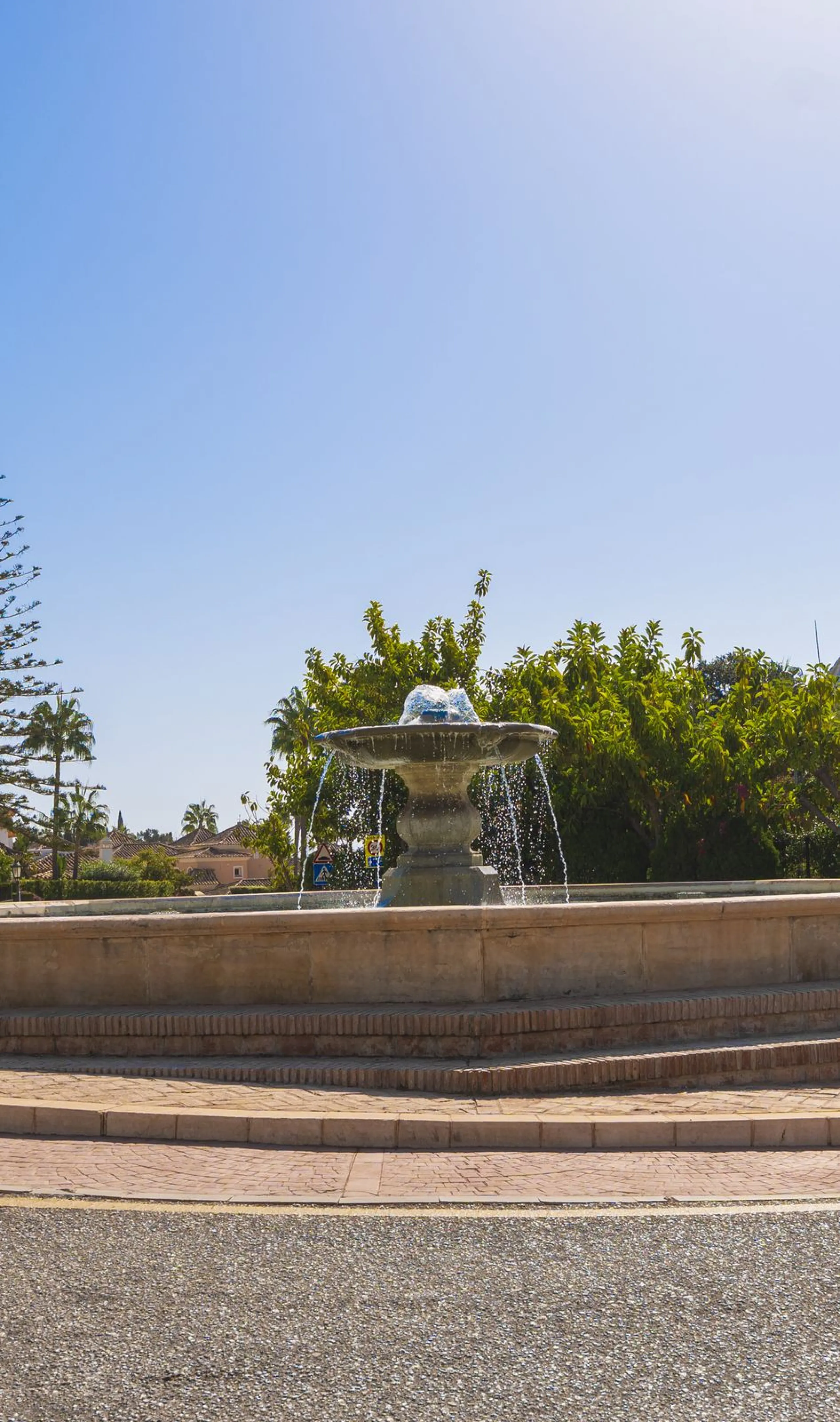 Come and meet the Paradise embodied in this charming Semi Detached House, epithome of a a Rest retreat, a quiet hideout, at a first line beach complex and despite that, tranquil, discreet and with 24/7 security ... at a mere 4km from Marbella downtown and