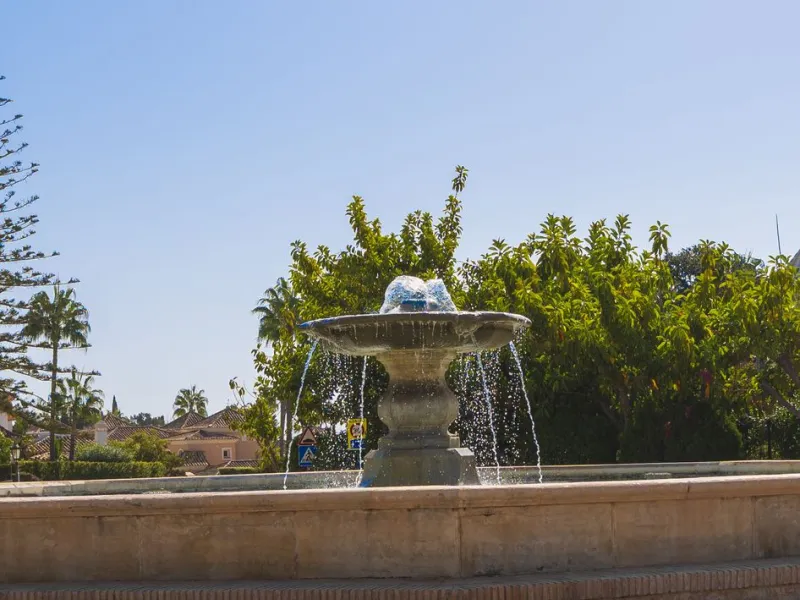 Come and meet the Paradise embodied in this charming Semi Detached House, epithome of a a Rest retreat, a quiet hideout, at a first line beach complex and despite that, tranquil, discreet and with 24/7 security ... at a mere 4km from Marbella downtown and