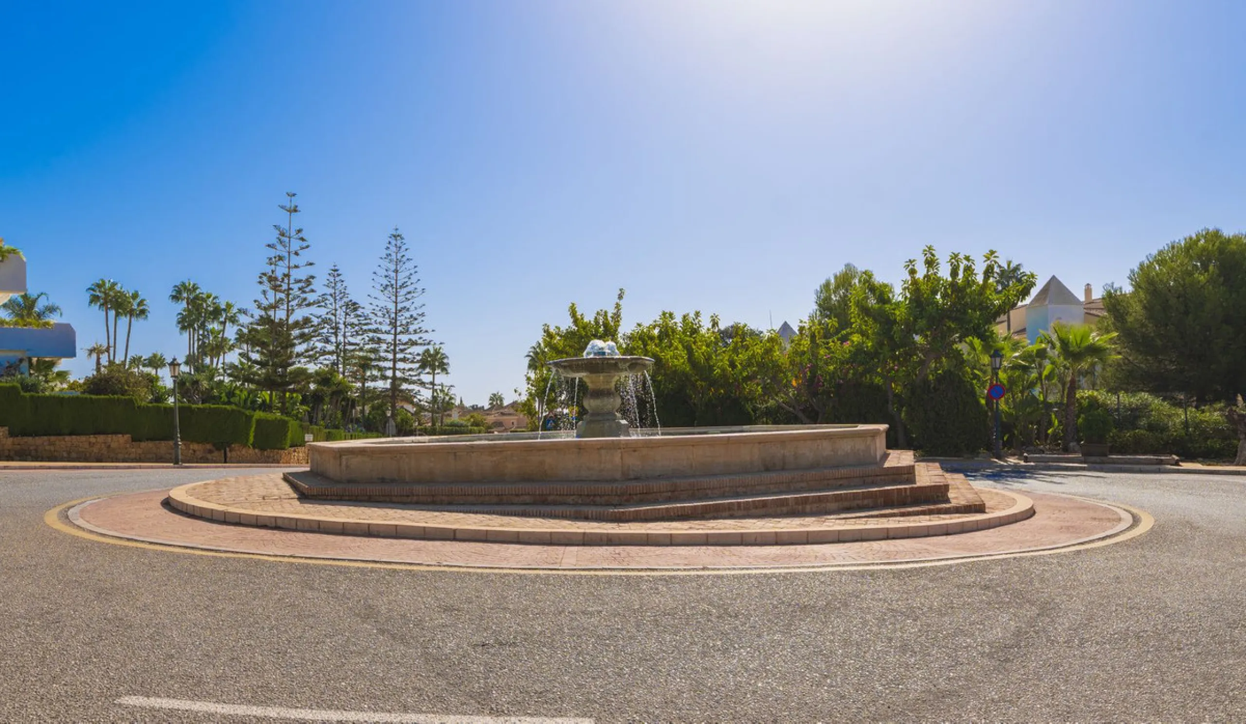 Come and meet the Paradise embodied in this charming Semi Detached House, epithome of a a Rest retreat, a quiet hideout, at a first line beach complex and despite that, tranquil, discreet and with 24/7 security ... at a mere 4km from Marbella downtown and