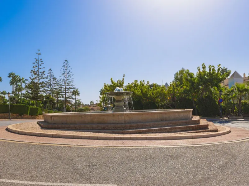 Come and meet the Paradise embodied in this charming Semi Detached House, epithome of a a Rest retreat, a quiet hideout, at a first line beach complex and despite that, tranquil, discreet and with 24/7 security ... at a mere 4km from Marbella downtown and