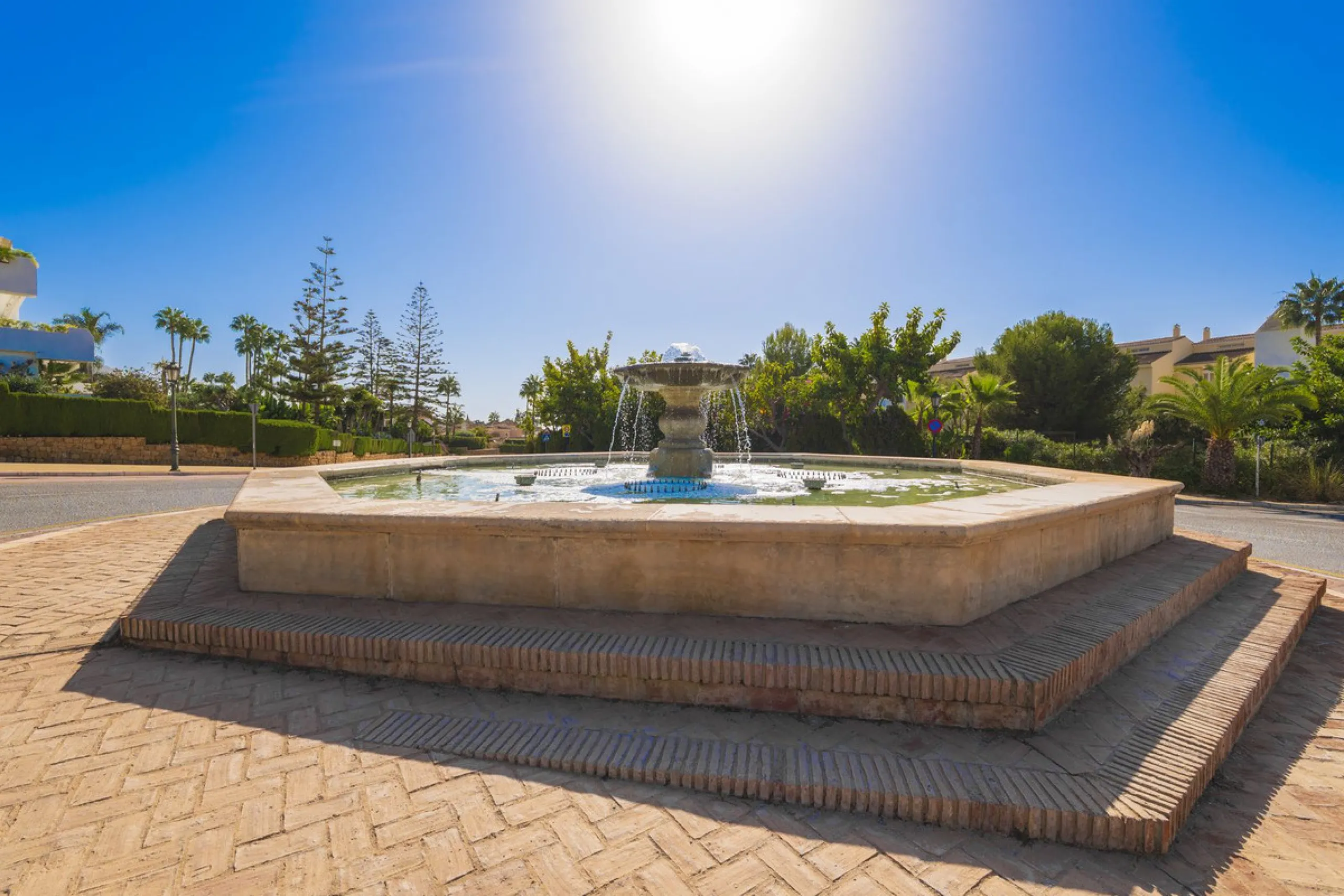 Come and meet the Paradise embodied in this charming Semi Detached House, epithome of a a Rest retreat, a quiet hideout, at a first line beach complex and despite that, tranquil, discreet and with 24/7 security ... at a mere 4km from Marbella downtown and
