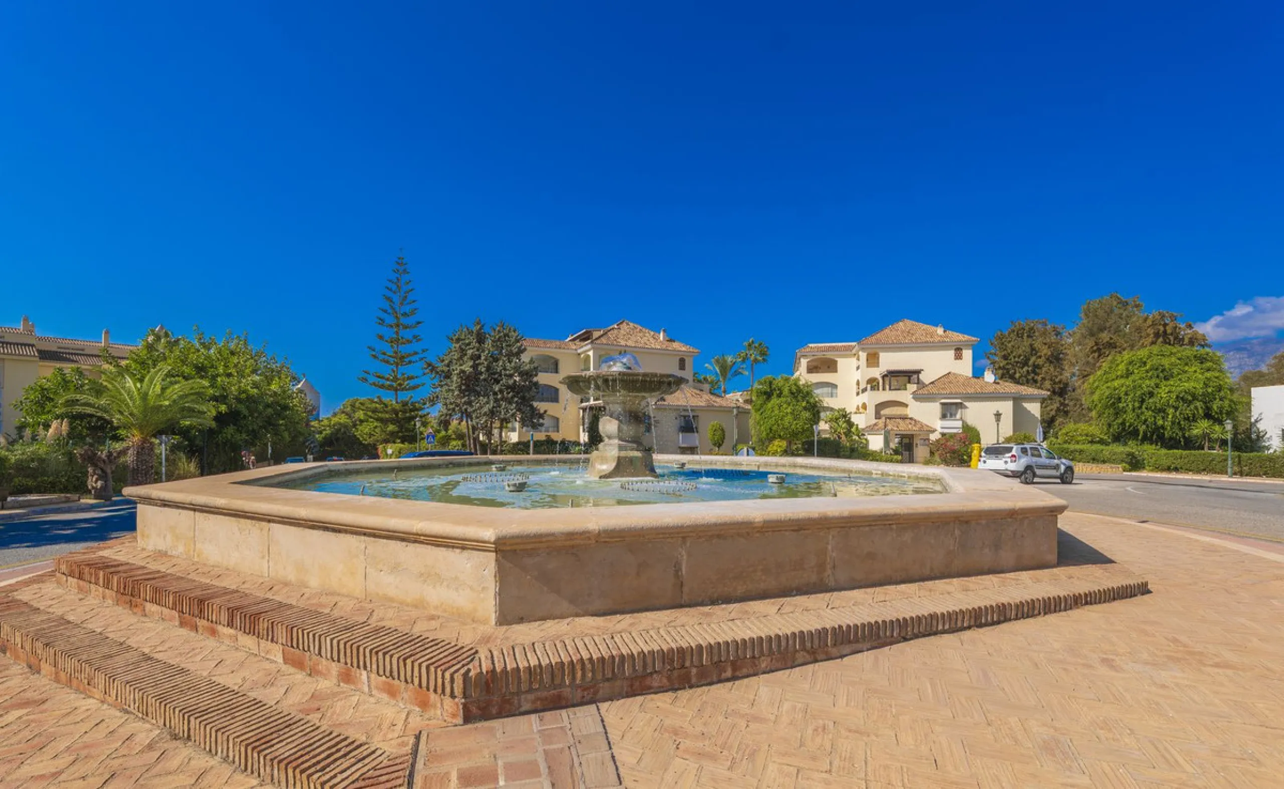Come and meet the Paradise embodied in this charming Semi Detached House, epithome of a a Rest retreat, a quiet hideout, at a first line beach complex and despite that, tranquil, discreet and with 24/7 security ... at a mere 4km from Marbella downtown and