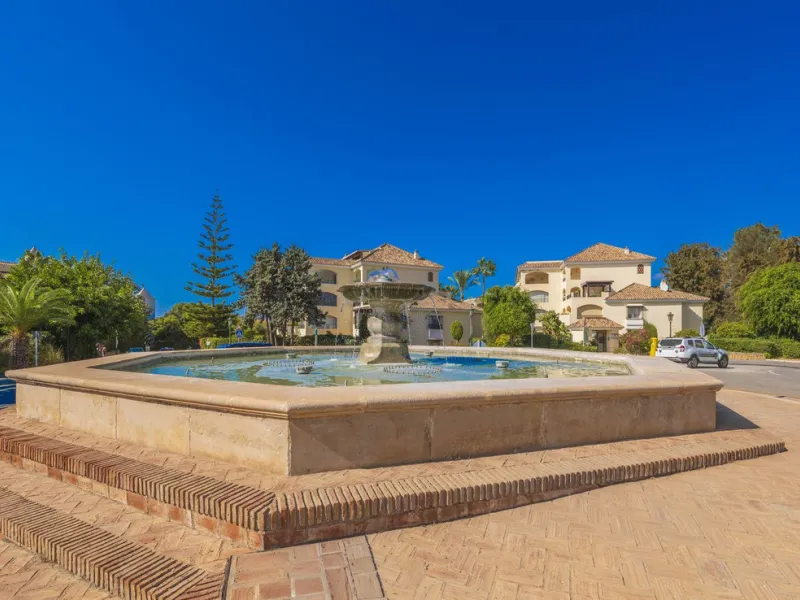 Come and meet the Paradise embodied in this charming Semi Detached House, epithome of a a Rest retreat, a quiet hideout, at a first line beach complex and despite that, tranquil, discreet and with 24/7 security ... at a mere 4km from Marbella downtown and
