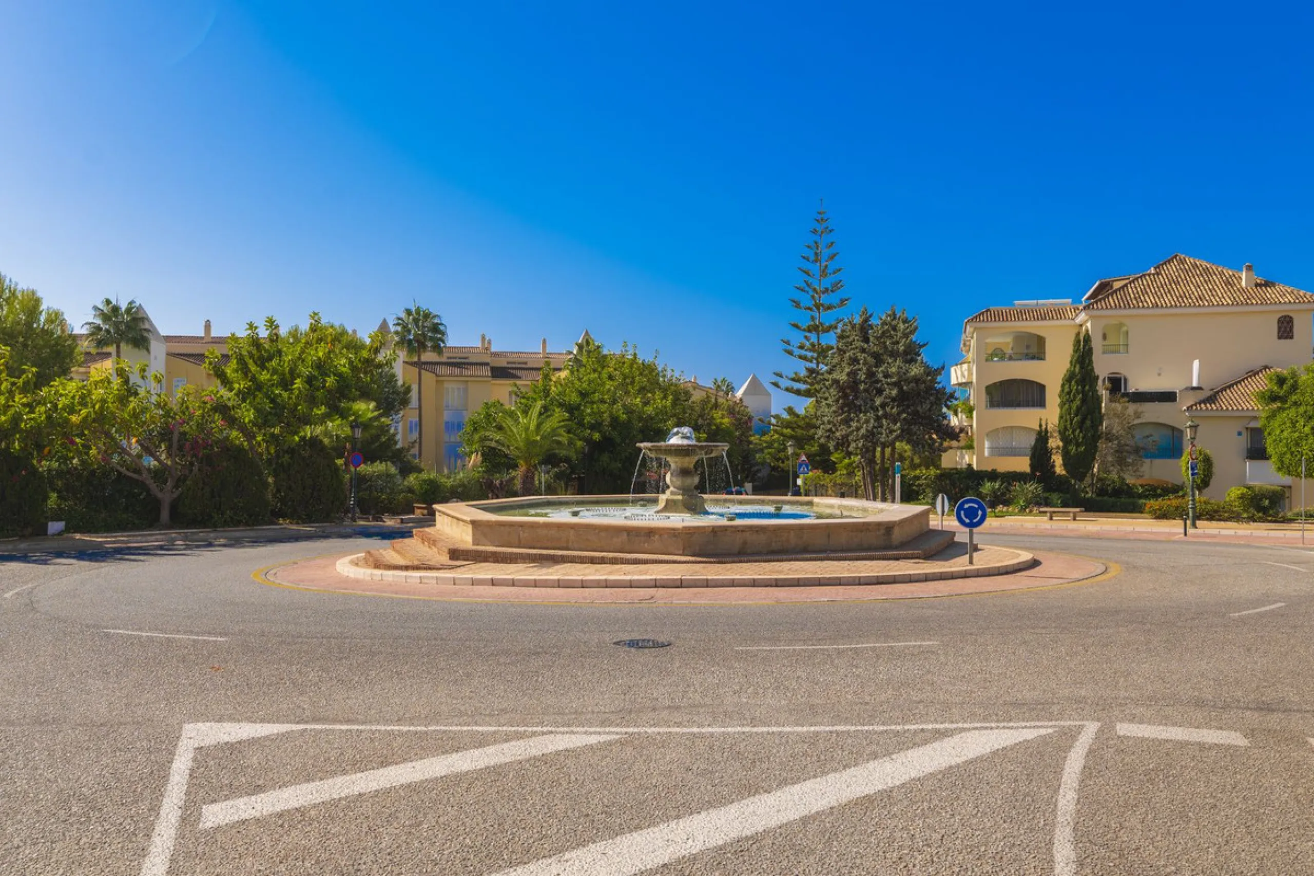 Come and meet the Paradise embodied in this charming Semi Detached House, epithome of a a Rest retreat, a quiet hideout, at a first line beach complex and despite that, tranquil, discreet and with 24/7 security ... at a mere 4km from Marbella downtown and