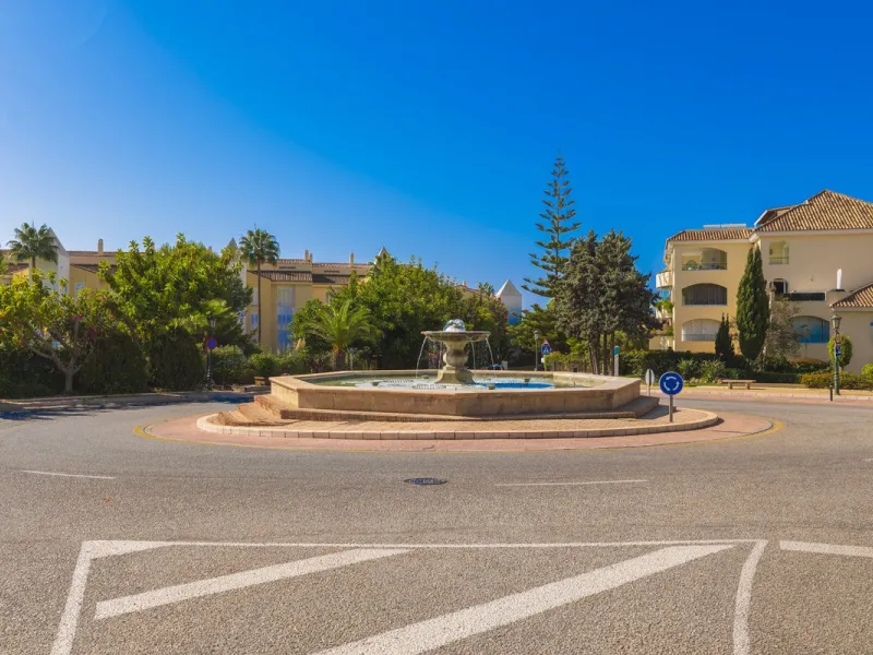 Come and meet the Paradise embodied in this charming Semi Detached House, epithome of a a Rest retreat, a quiet hideout, at a first line beach complex and despite that, tranquil, discreet and with 24/7 security ... at a mere 4km from Marbella downtown and