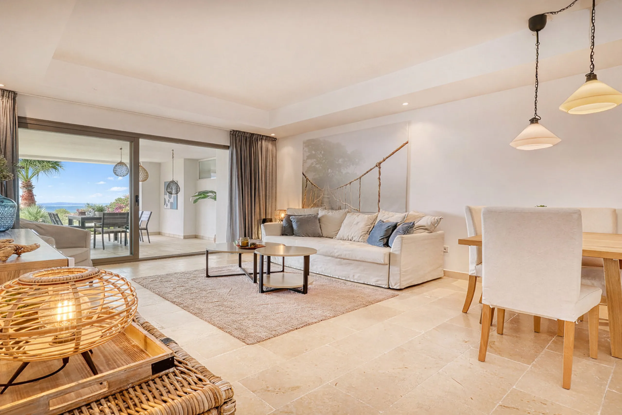 Diese elegante Erdgeschosswohnung liegt in der exklusiven Wohnanlage Terrazas de Cortesin, mitten im weltbekannten Finca Cortesin Golf Resort in Casares. Bekannt für seinen Meisterschaftsgolfplatz (Austragungsort des Solheim Cups 2023)