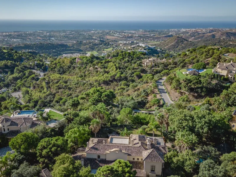 House - Detached Villa в продаже в Benahavís, Málaga. В доме 4 спален и 5 ванных комнат. Площадь дома 1096 м². Площадь участка 3452 м²