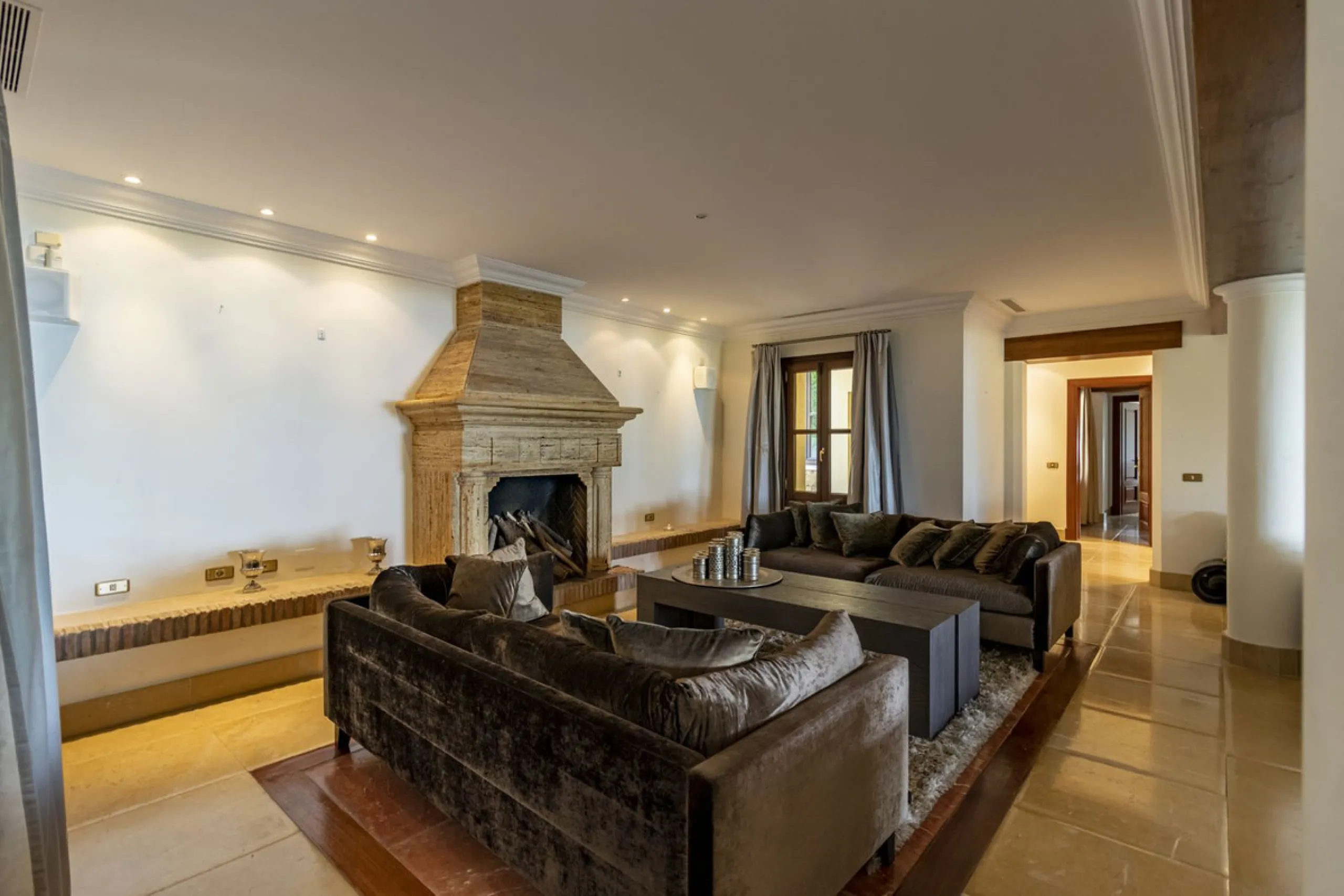 House - Detached Villa в продаже в Benahavís, Málaga. В доме 4 спален и 5 ванных комнат. Площадь дома 1096 м². Площадь участка 3452 м²