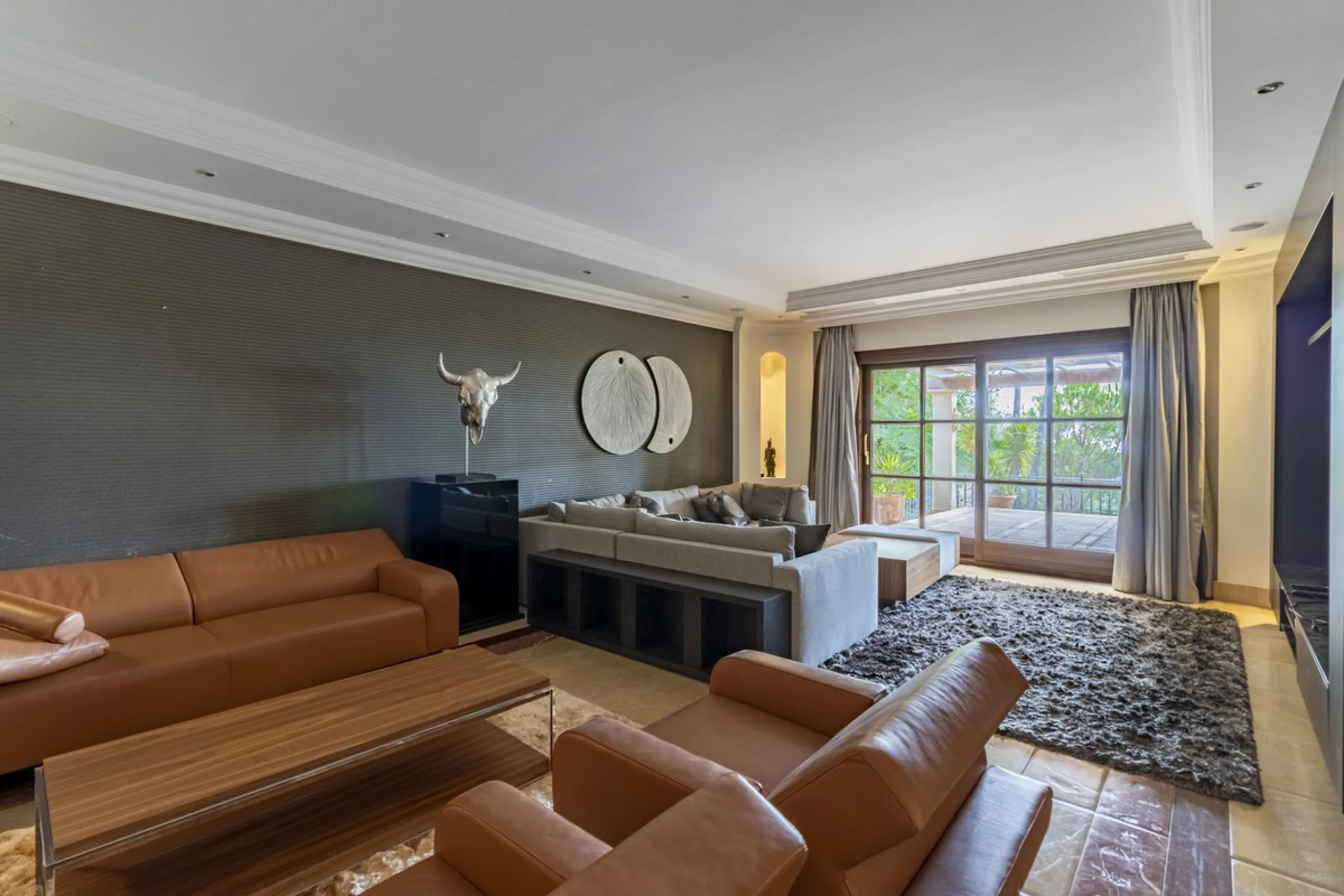 House - Detached Villa в продаже в Benahavís, Málaga. В доме 4 спален и 5 ванных комнат. Площадь дома 1096 м². Площадь участка 3452 м²