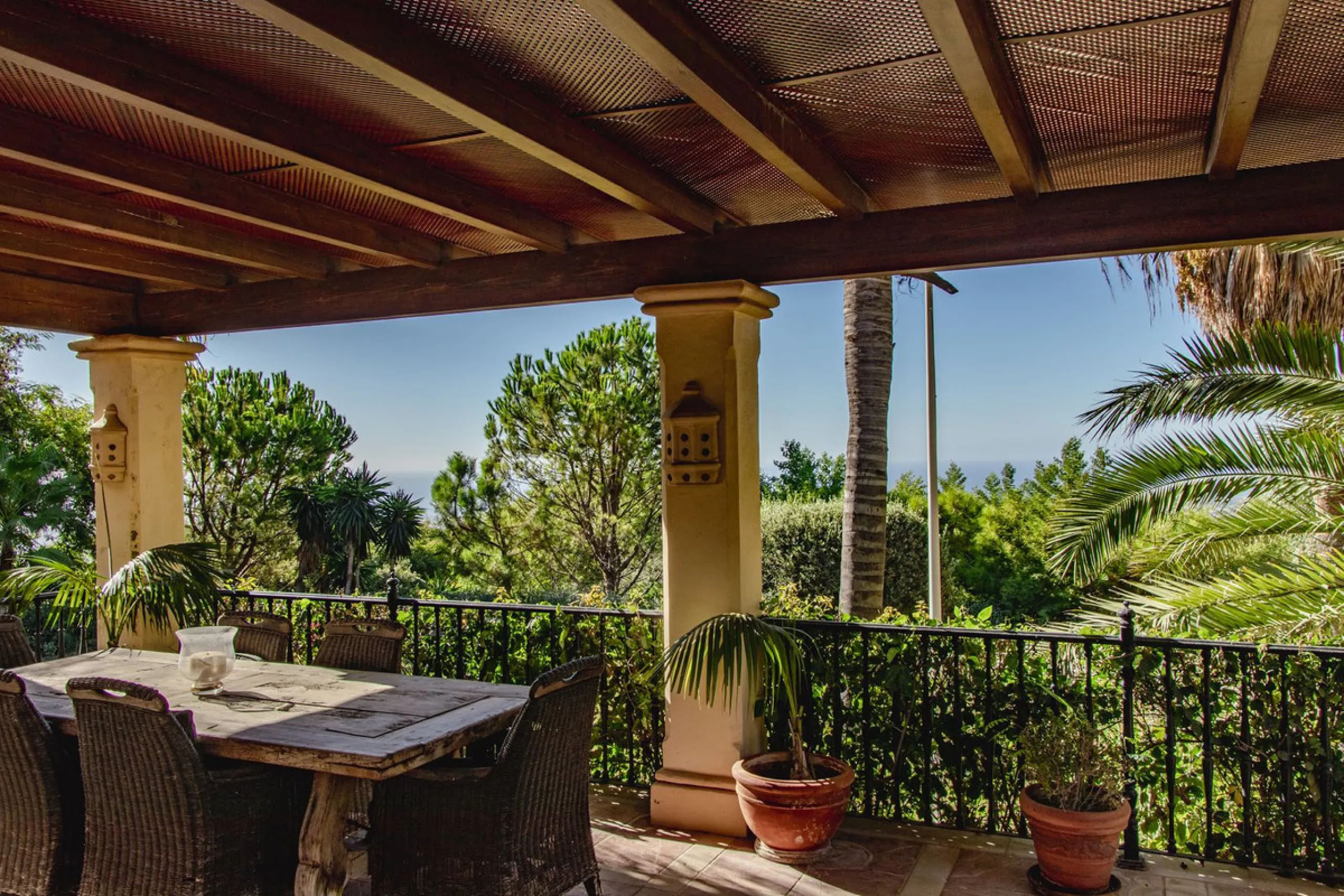 House - Detached Villa в продаже в Benahavís, Málaga. В доме 4 спален и 5 ванных комнат. Площадь дома 1096 м². Площадь участка 3452 м²