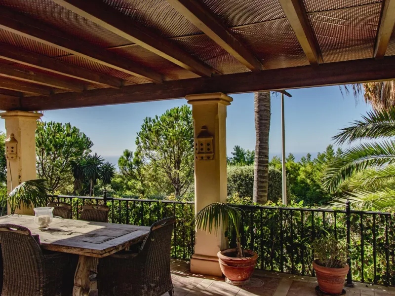 House - Detached Villa в продаже в Benahavís, Málaga. В доме 4 спален и 5 ванных комнат. Площадь дома 1096 м². Площадь участка 3452 м²