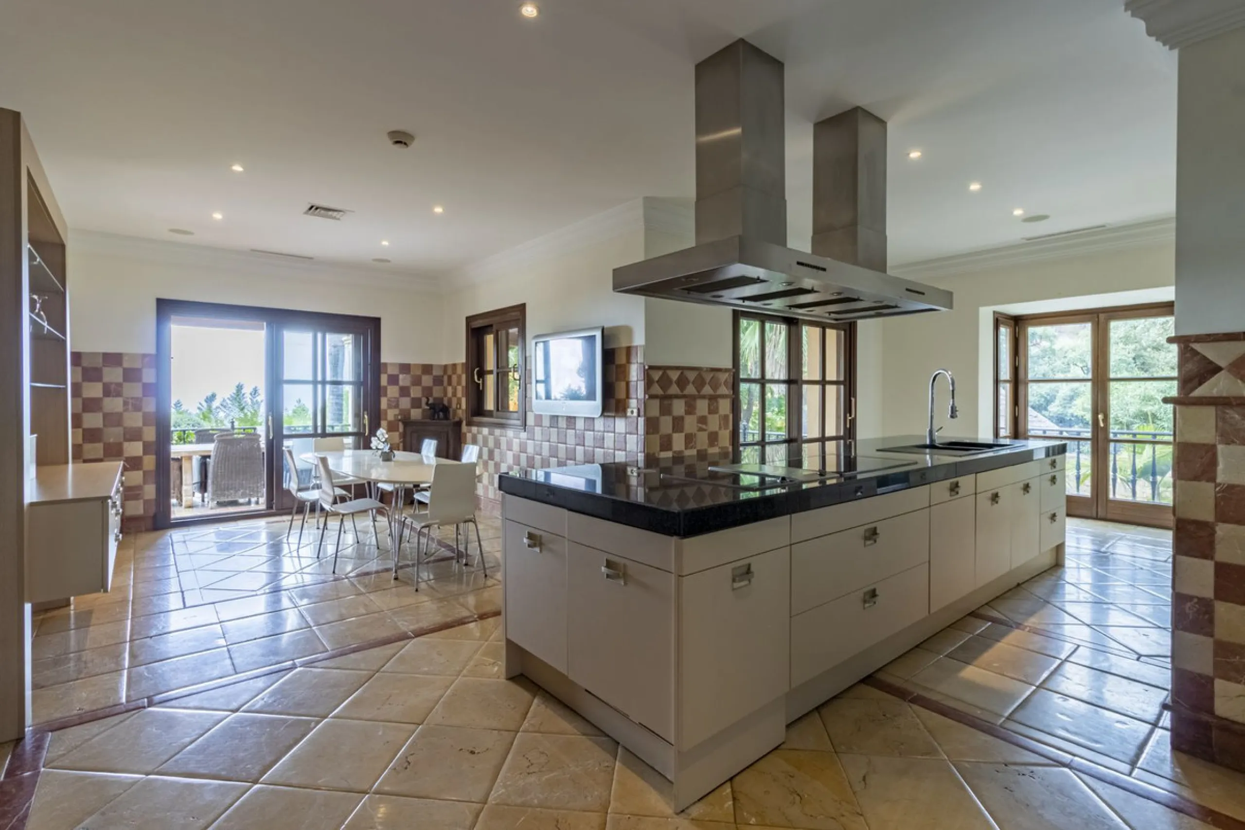 House - Detached Villa в продаже в Benahavís, Málaga. В доме 4 спален и 5 ванных комнат. Площадь дома 1096 м². Площадь участка 3452 м²
