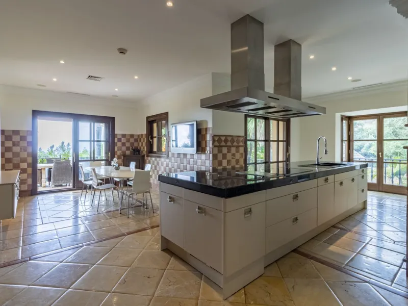 House - Detached Villa в продаже в Benahavís, Málaga. В доме 4 спален и 5 ванных комнат. Площадь дома 1096 м². Площадь участка 3452 м²