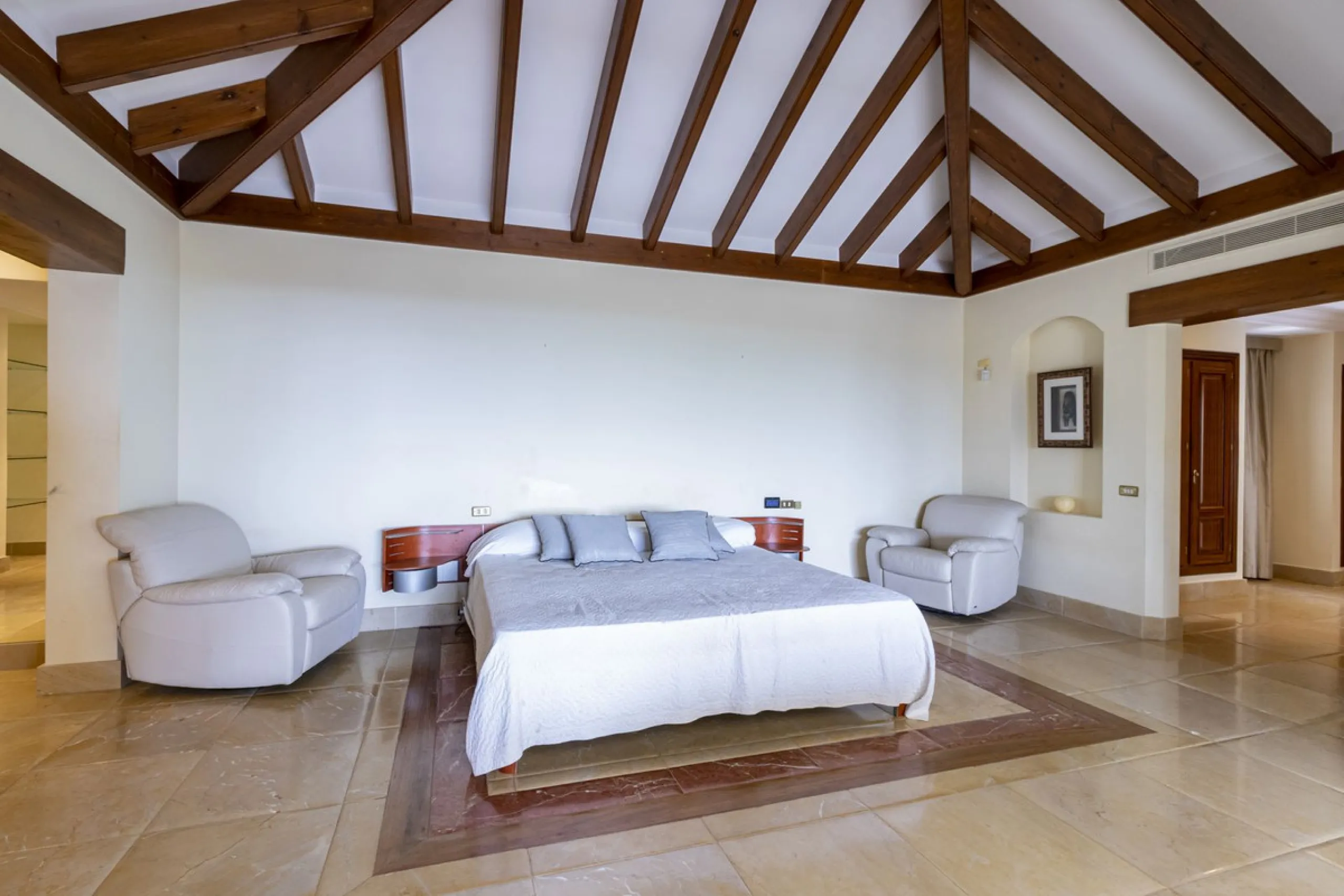 House - Detached Villa в продаже в Benahavís, Málaga. В доме 4 спален и 5 ванных комнат. Площадь дома 1096 м². Площадь участка 3452 м²