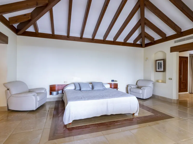 House - Detached Villa в продаже в Benahavís, Málaga. В доме 4 спален и 5 ванных комнат. Площадь дома 1096 м². Площадь участка 3452 м²