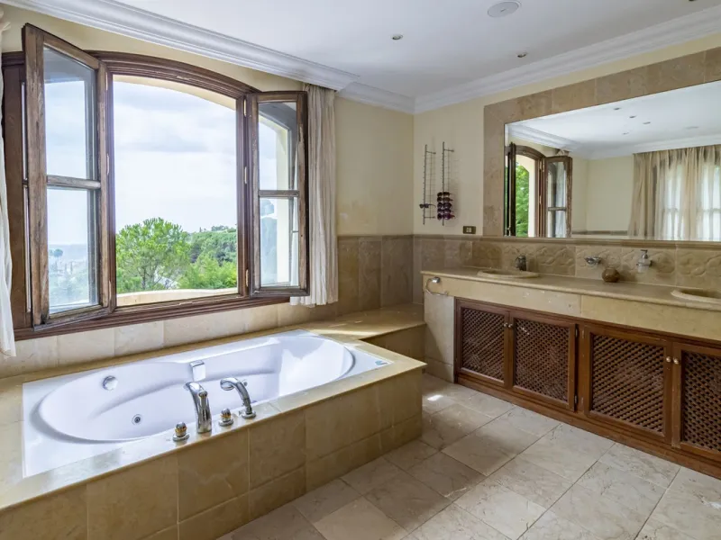 House - Detached Villa в продаже в Benahavís, Málaga. В доме 4 спален и 5 ванных комнат. Площадь дома 1096 м². Площадь участка 3452 м²