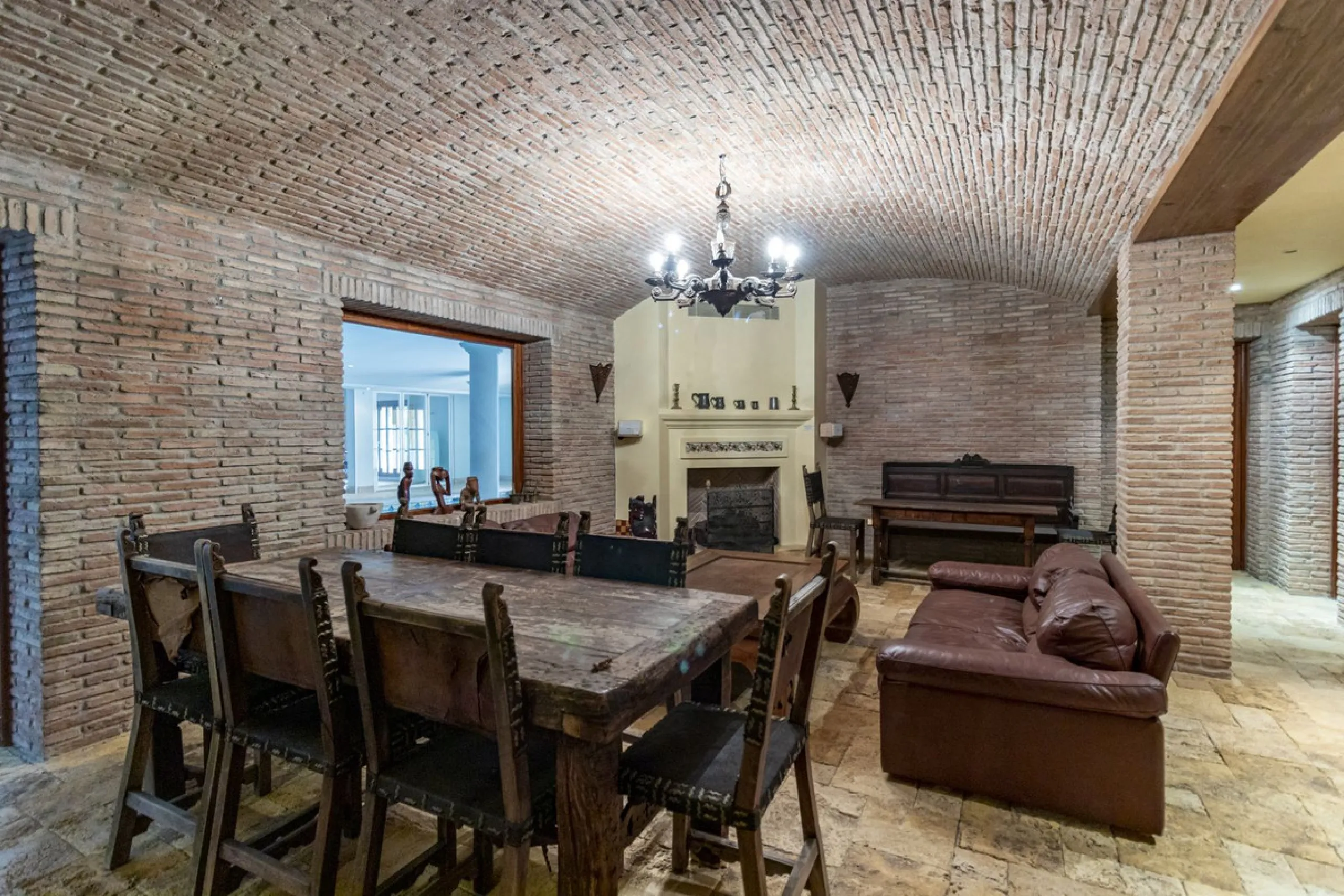 House - Detached Villa в продаже в Benahavís, Málaga. В доме 4 спален и 5 ванных комнат. Площадь дома 1096 м². Площадь участка 3452 м²